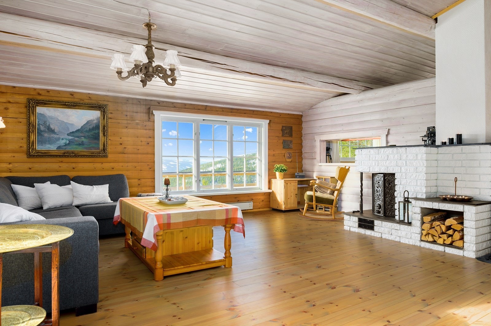 Det er god plass så familien og venner kan samles i stuen og nyte den fantastiske utsikten etter en lang dag ute. Galleribilde