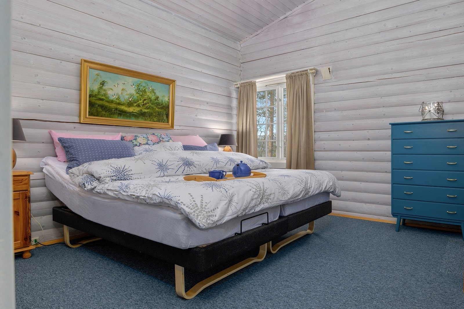 Det er til sammen 6 sengeplasser i dag men det kan fint møbleres annerledes om man ønsker flere. Her fra hovedsoverommet! Galleribilde