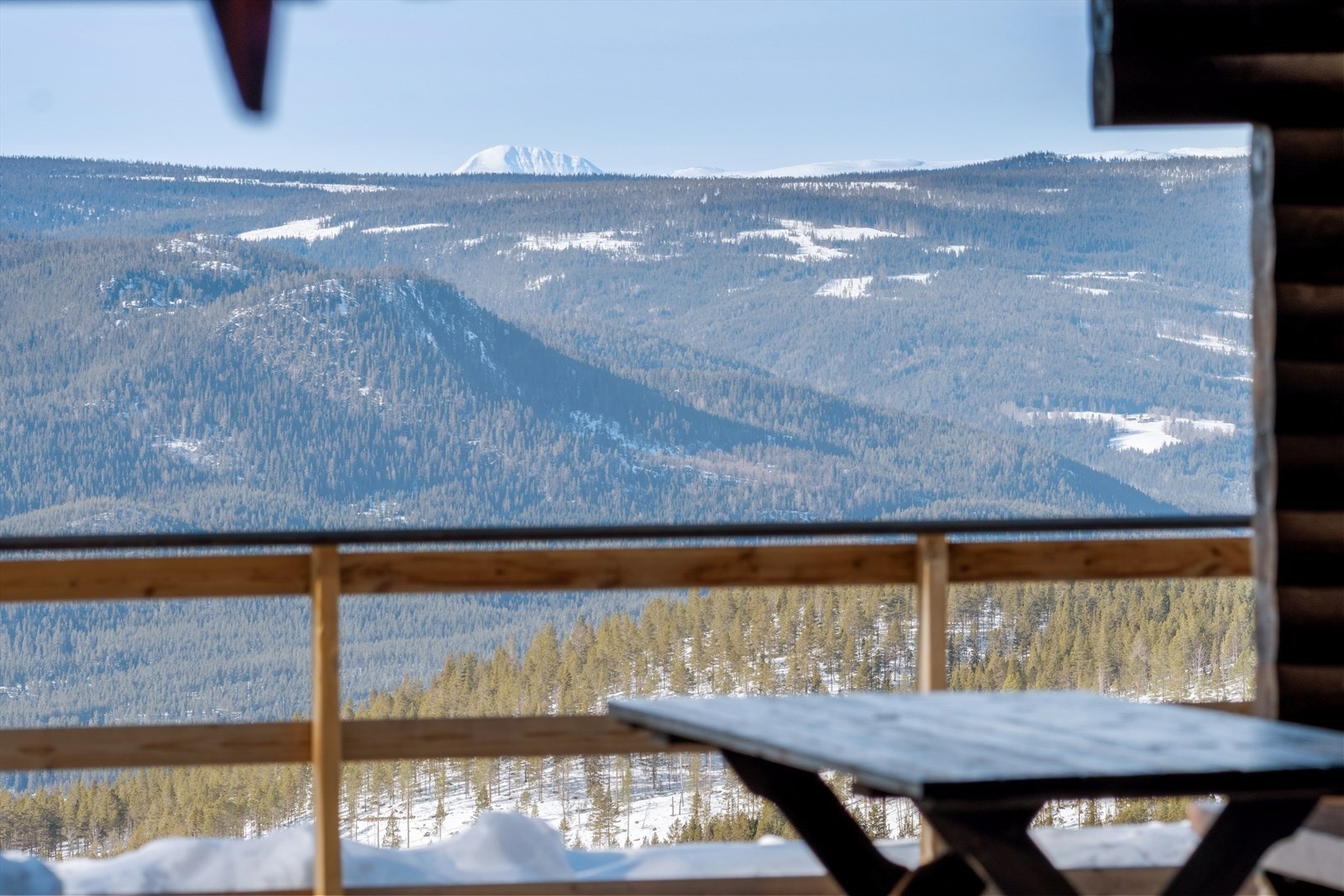 Utsikt fra hytta og uteplassen. Galleribilde