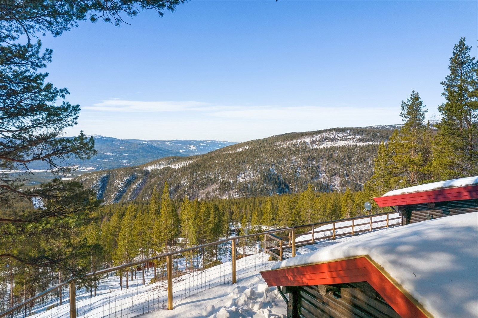 Den har fantastisk beliggenhet, skjermet mot innsyn, nydelig uforstyrret utsikt ut over fjellheimen, helt til Rondane, ut over Storsjøen og over dalen helt til ned til Åkrestrømmen. Galleribilde