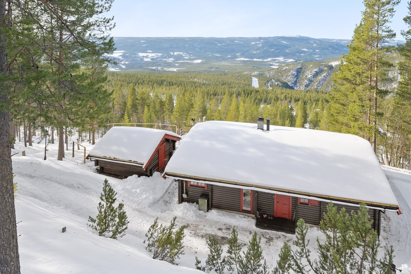 Det er utelys langs innkjøringen og ned til hytta. Parkering for flere biler rett utenfor inngangsdøren. Galleribilde