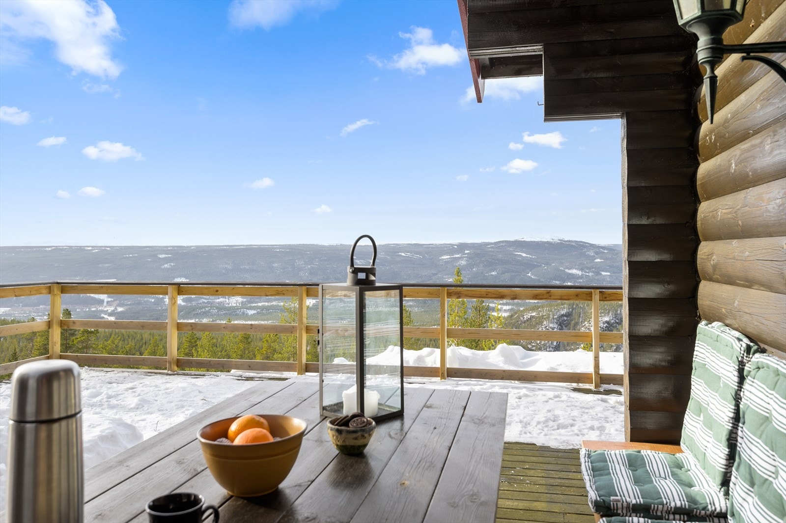 Her sitter man i solveggen utenfor hytta, skjermet mot nordavind og med en fantastisk utsikt. Galleribilde