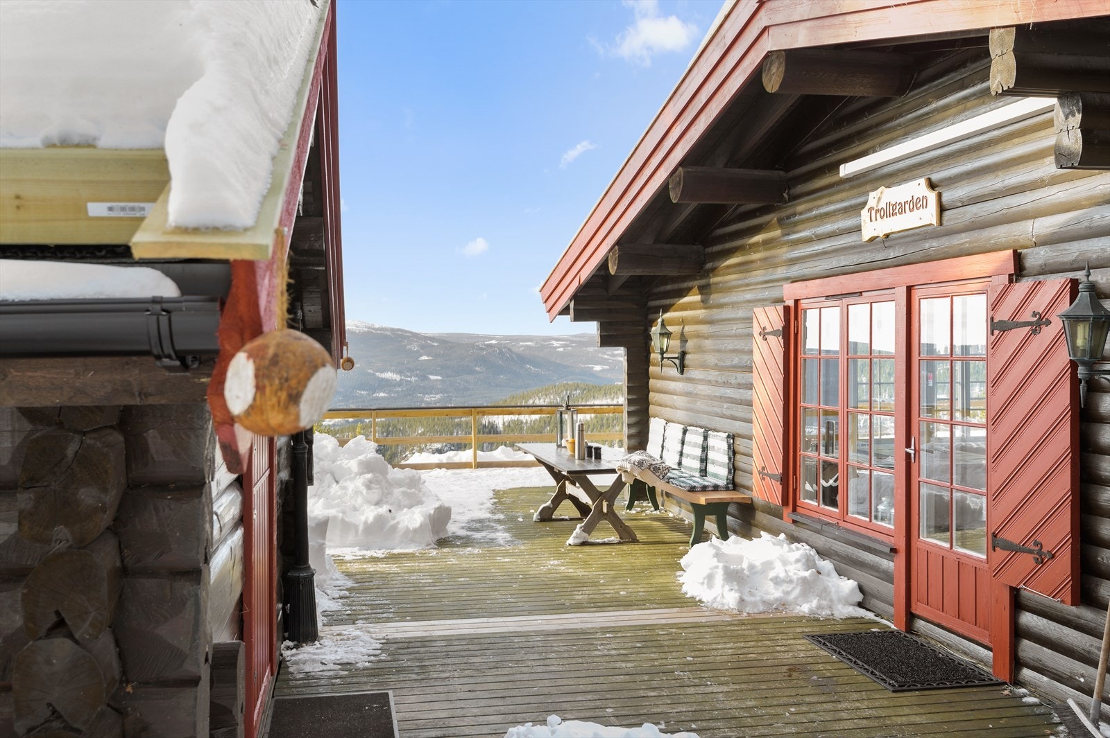 Lun uteplass mellom hytta og stabburet. Galleribilde