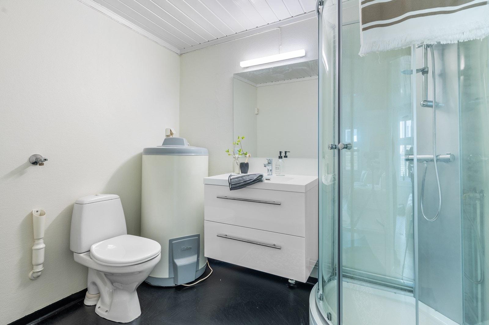Badet er pusset opp i 2022 med malte overflater og ny innredning Galleribilde