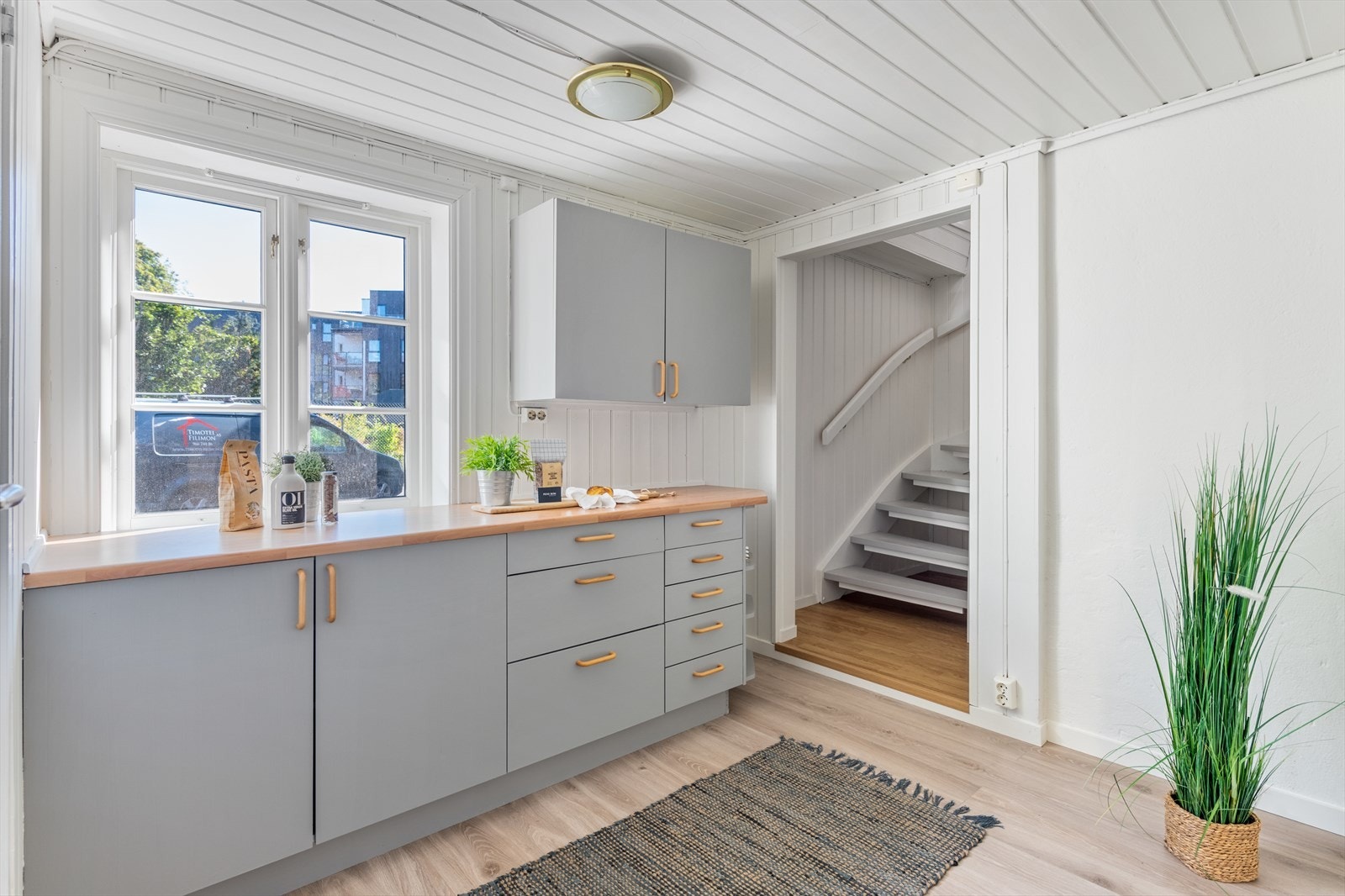 Vinduet over benk med utsyn til gårdsplass gjør dette til en hyggelig arbeidsplass Galleribilde
