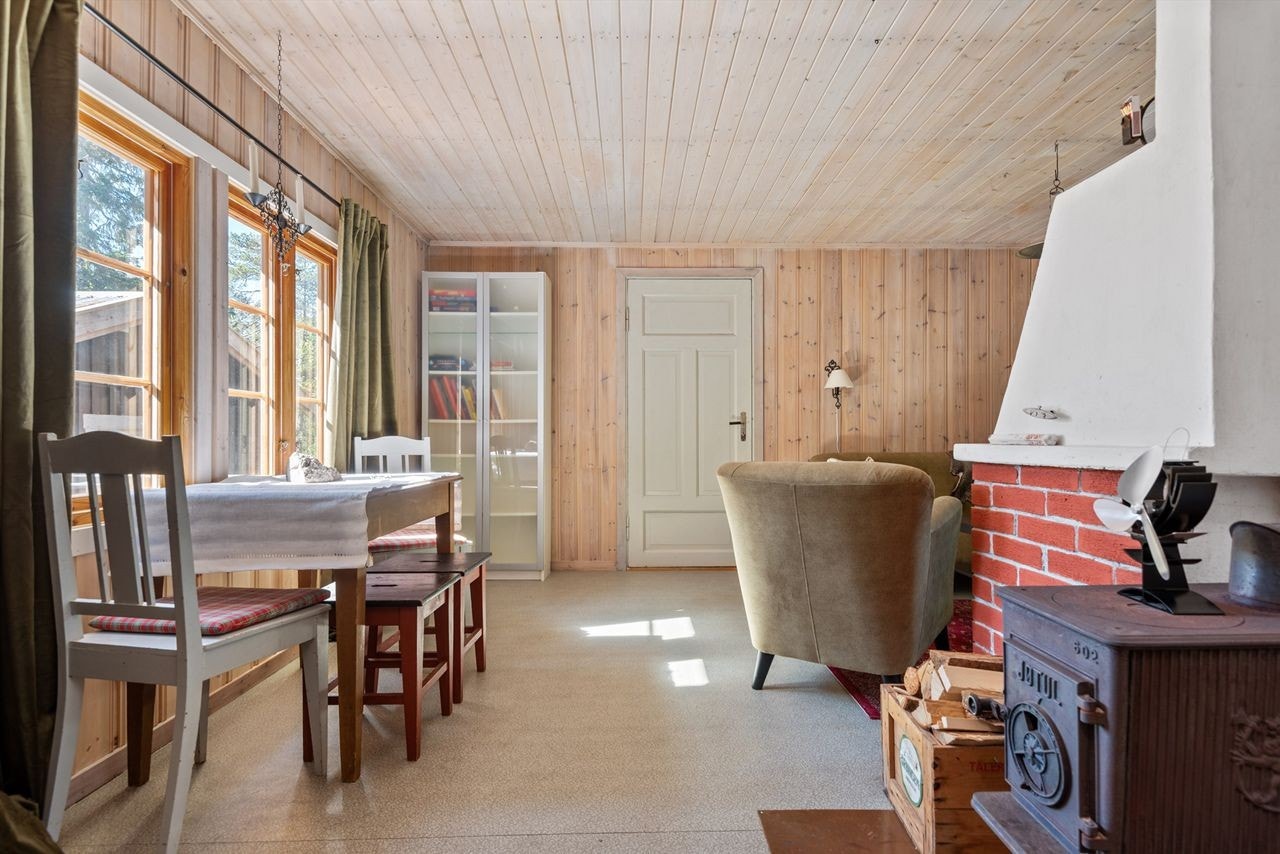 Hytta har ikke innlagt strøm men har solcellepanel med to batterier Galleribilde