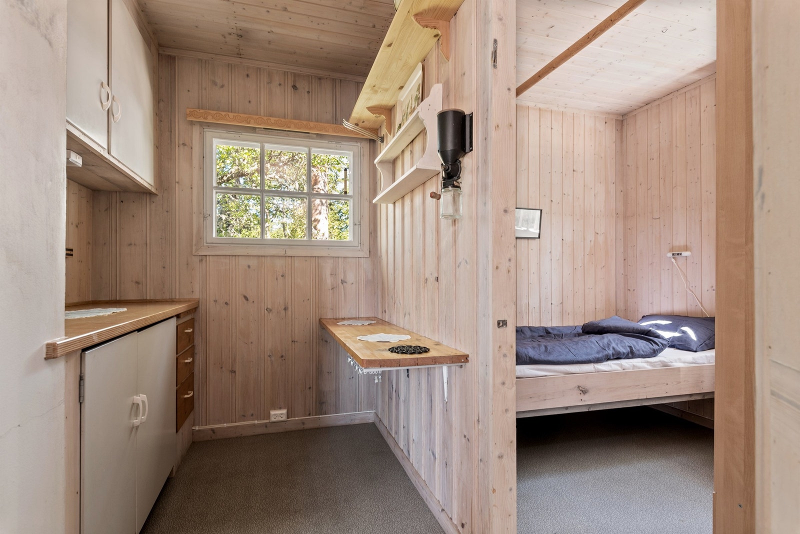 Plassbygd kjøkkeninnredning med laminerte fronter og finert benkeplate. Det er ingen ventilering fra kjøkken da det ikke er noen kokesone/komfyr Galleribilde