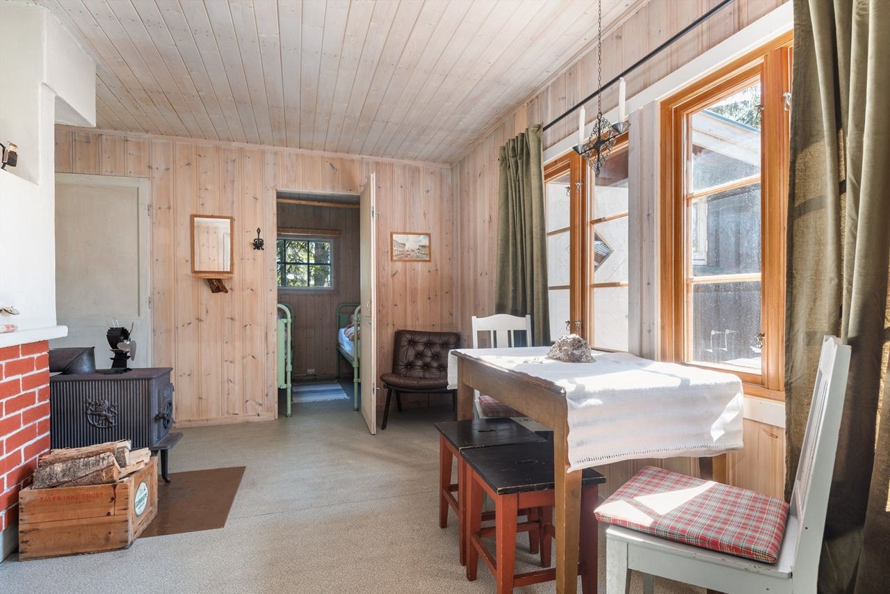 Fin spiseplass ved vinduet i stuen Galleribilde