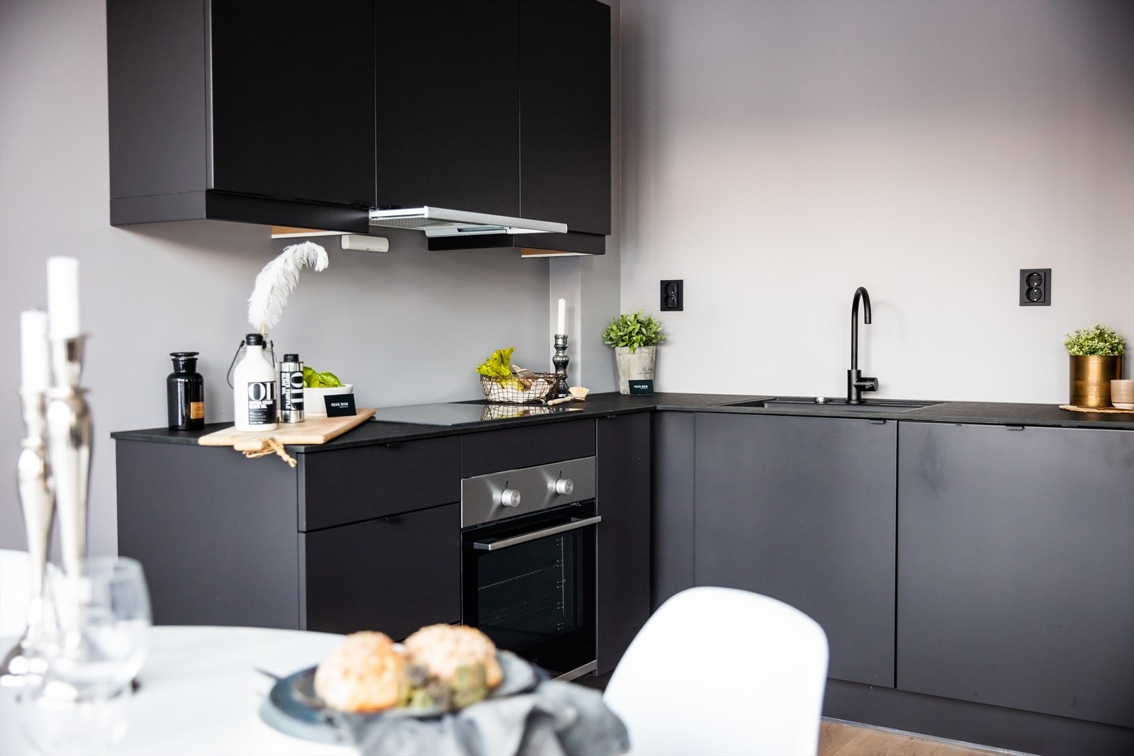Lekkert og moderne kjøkken fra norske Fossline som er utstyrt med høyverdige sorte detaljer. Kjøkkenet er plassert i en åpen og sosial løsning mot stuen, og har rikelig med skap- og benkeplass. Det er integrert kjøleskap og underlimt oppvaskkum. Galleribilde