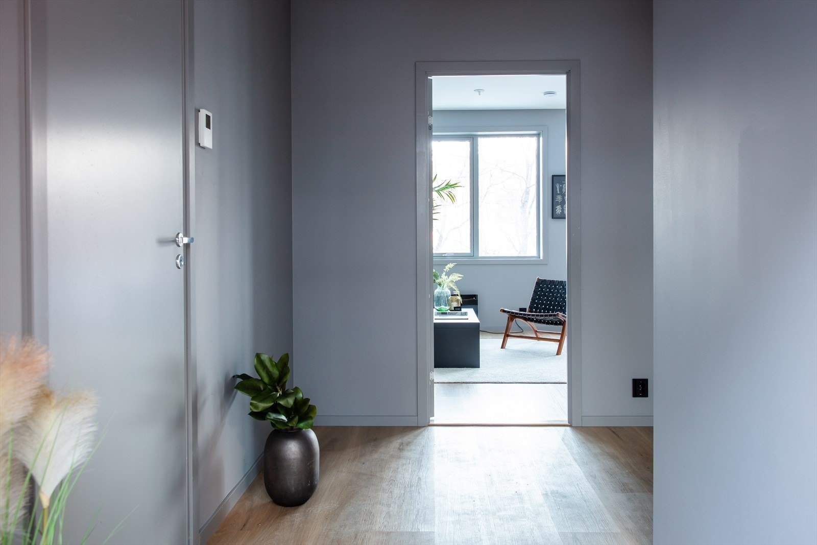 Elektriske brytere, stikkontakter og betjeningspaneler er rendyrket sort eleganse. Galleribilde