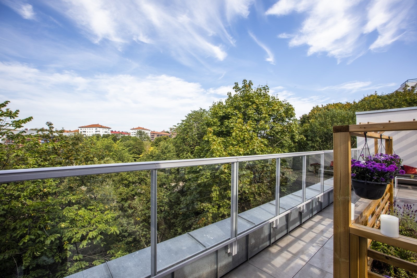 Den frodige vegetasjonen rundt Akerselva gir en følelse av grønn oase og landlighet selv om man befinner seg midt i byen. Galleribilde