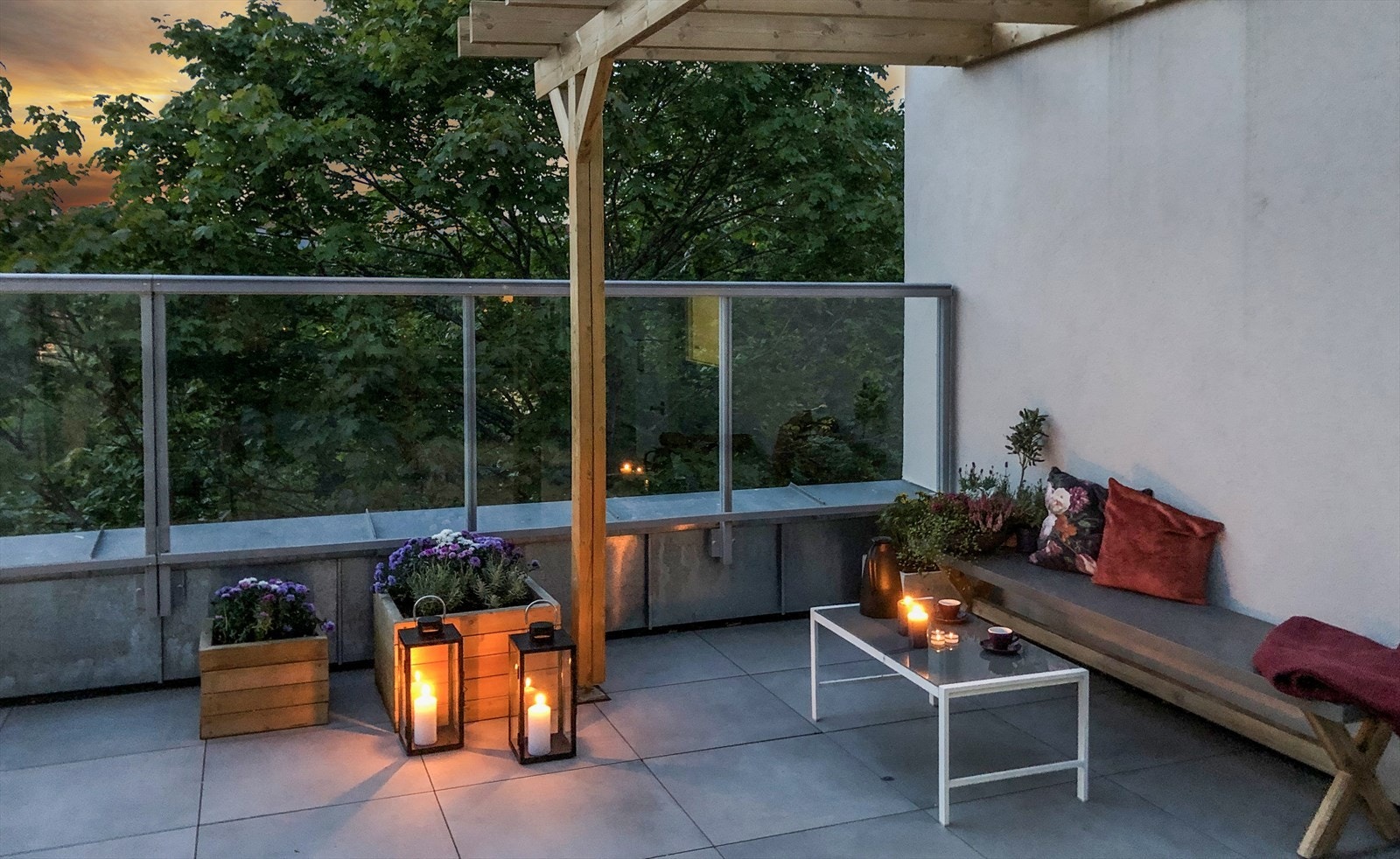 På takterrassen kan du nyte de lange sommerkveldene sammen med familie og venner uten å føle deg stresset fra bylivet utenfor. Galleribilde