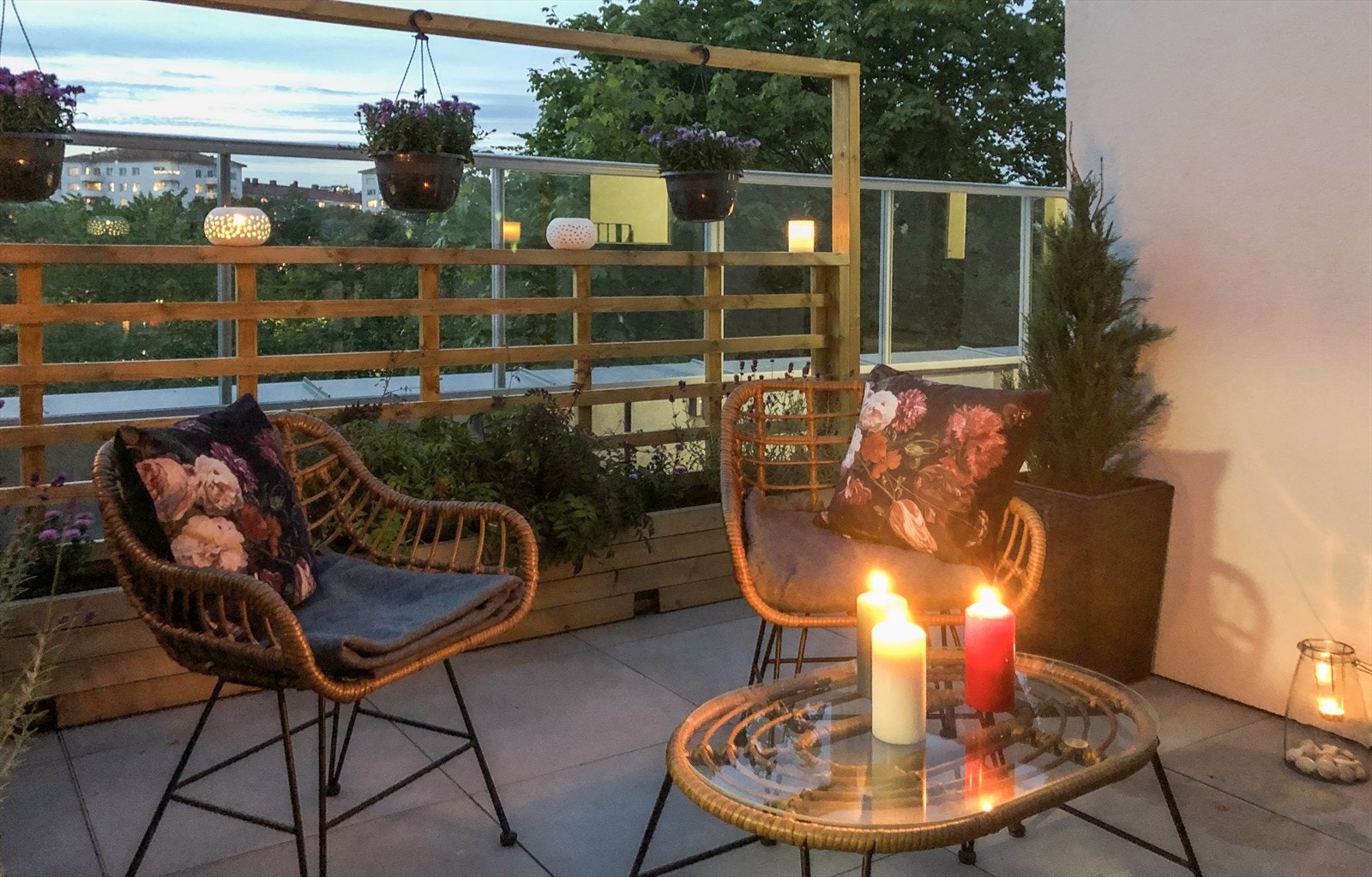 Takterrassen har godt med belysning, men tar du selv med noen kubbelys kan man oppnå den rette stemningen når mørket faller på. Illustrasjonsfoto av tilsvarende takparsell. Galleribilde