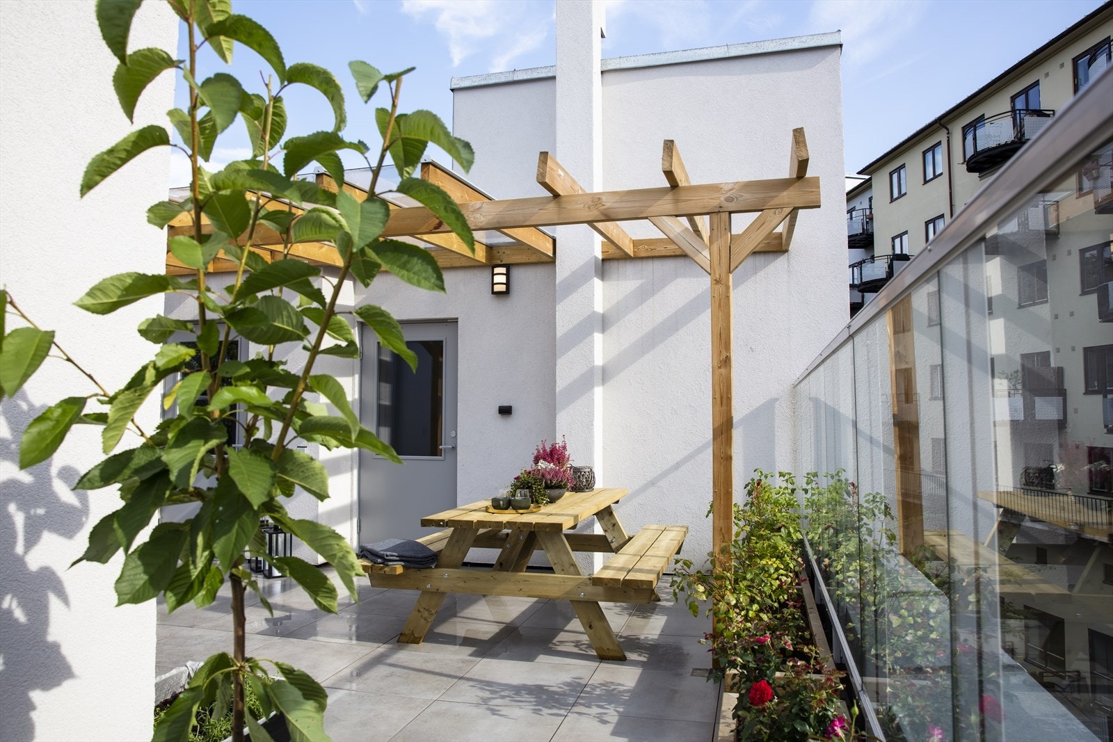 Urter, kirsebær, roser og høstlyng i skjønn forening. I Bentsebrugata Boligsameie kan du kombinere bylivet med en grønnere hverdag enten du har din egne private takhage, eller benytter deg av takterrassens fellesområder. Galleribilde