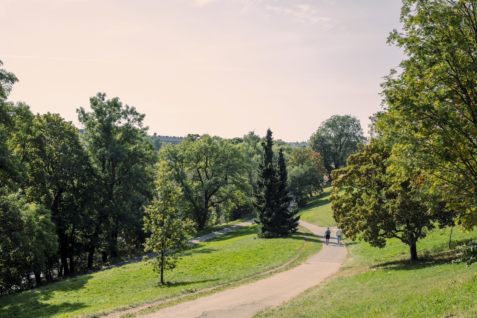 Hele turen fra Maridalsvannet til elvas utløp i Bjørvika/Sørenga er en fantastisk reise i elvas kulturarv. Her vil du finne moderne badeplasser, historiske bygninger, særegne serveringssteder og garantert oppleve sider av byen man ikke kjente til fra før. Galleribilde