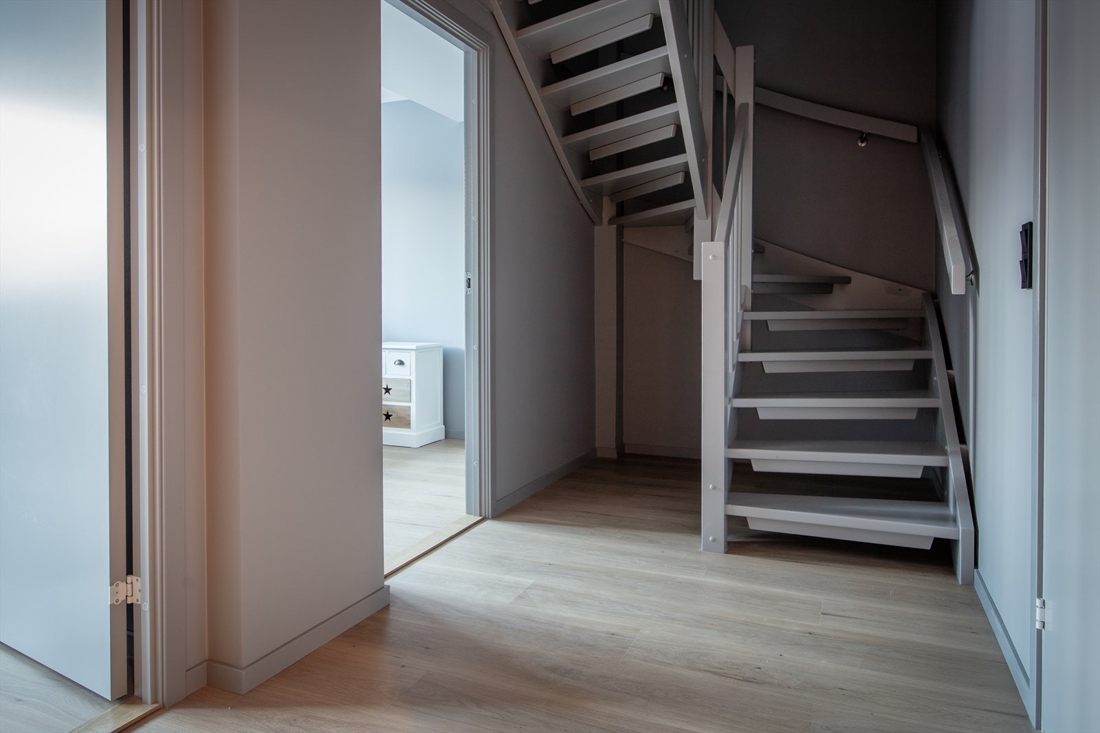 Ned trappen, i boligens underetasje, finner vi to romslige soverom, bad og en lagringsbod. Galleribilde