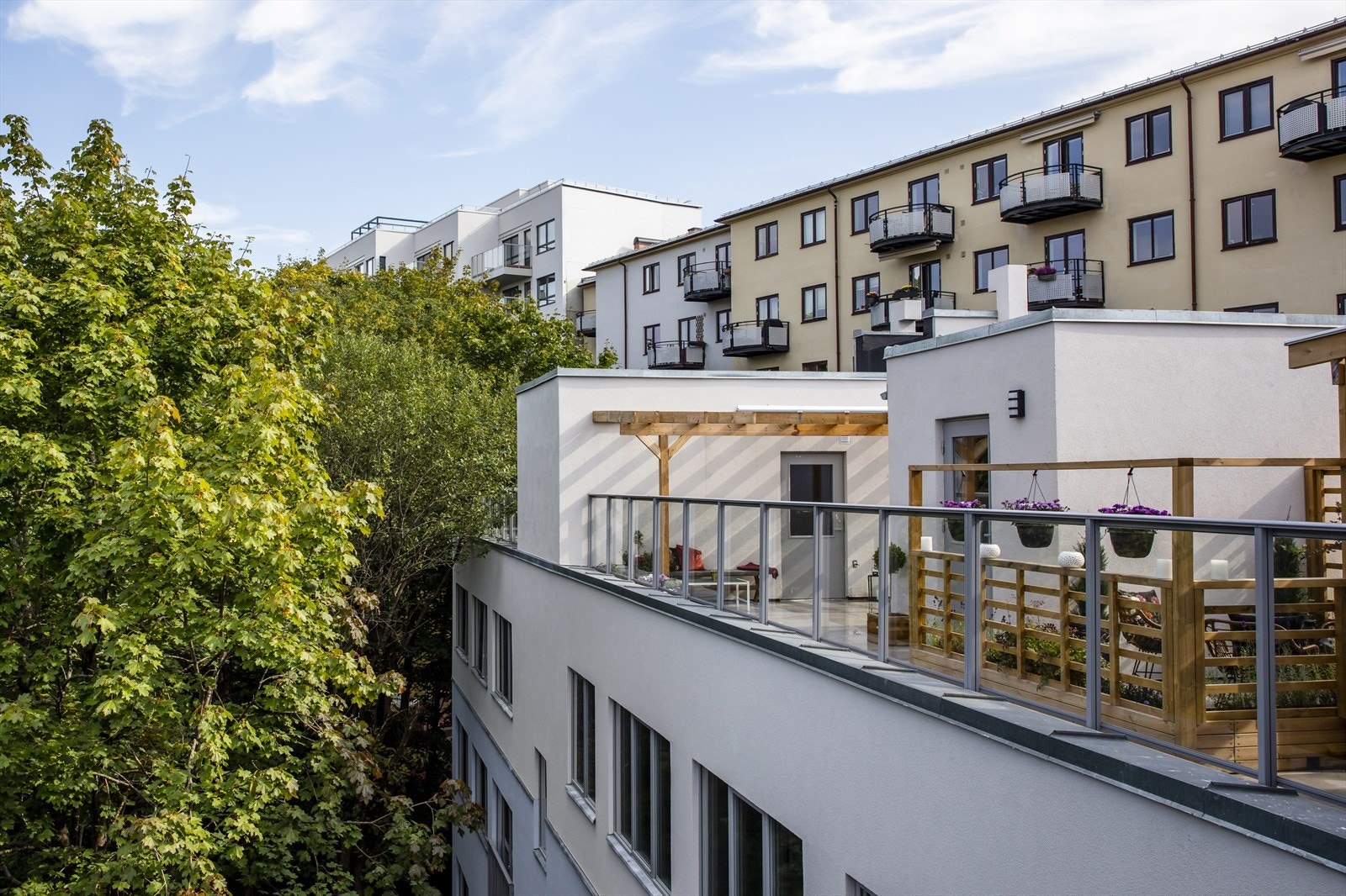 Grønt, frodig og med følelse av landlighet. Mer idyllisk er det knapt mulig å få det. Her kan du nyte livet tilbakelent i en god stol eller være en urban landbruker. Galleribilde