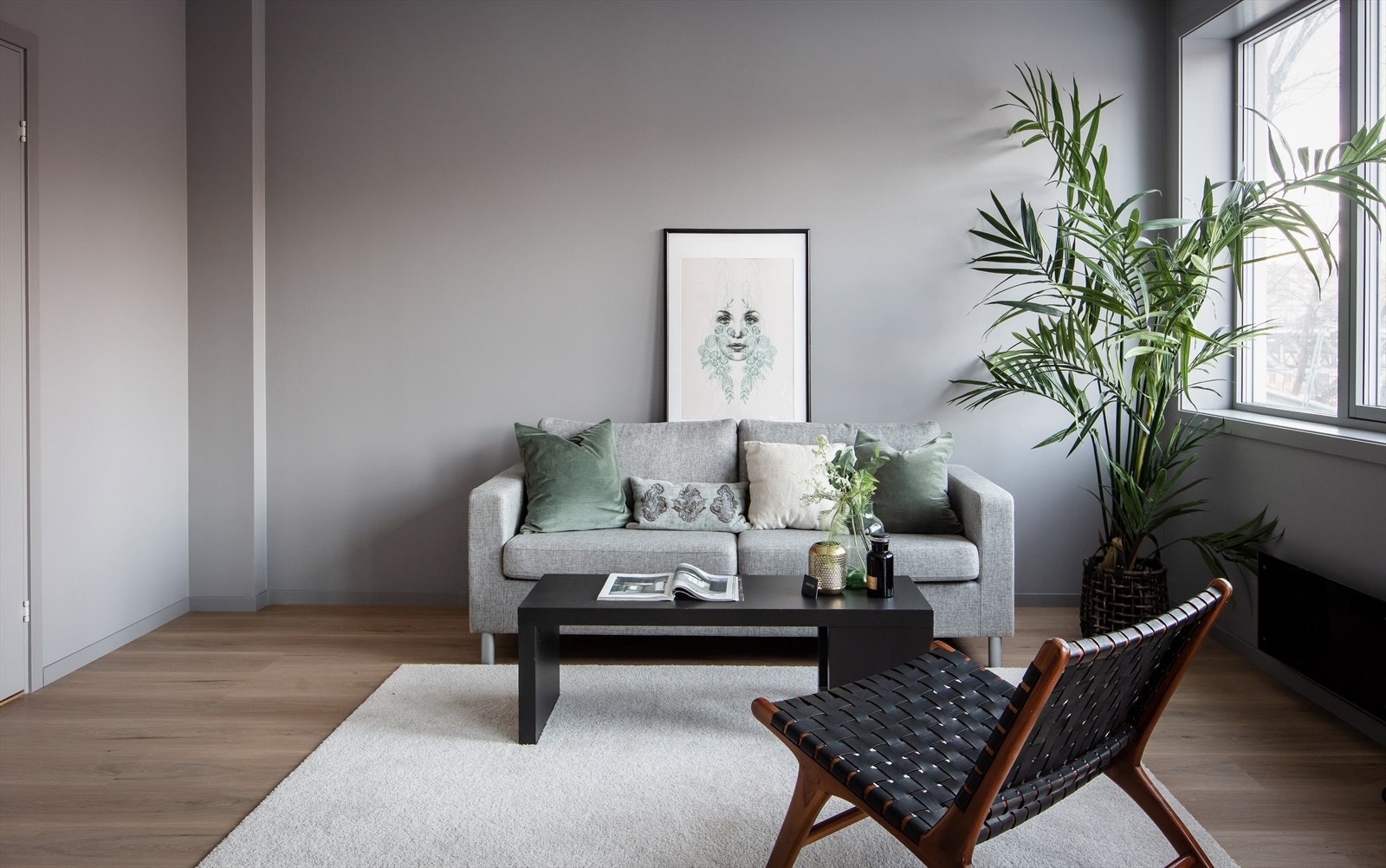 Stuen er lys og innbydende med god plass til en stor sofagruppe og en lesekrok om ønskelig. Galleribilde