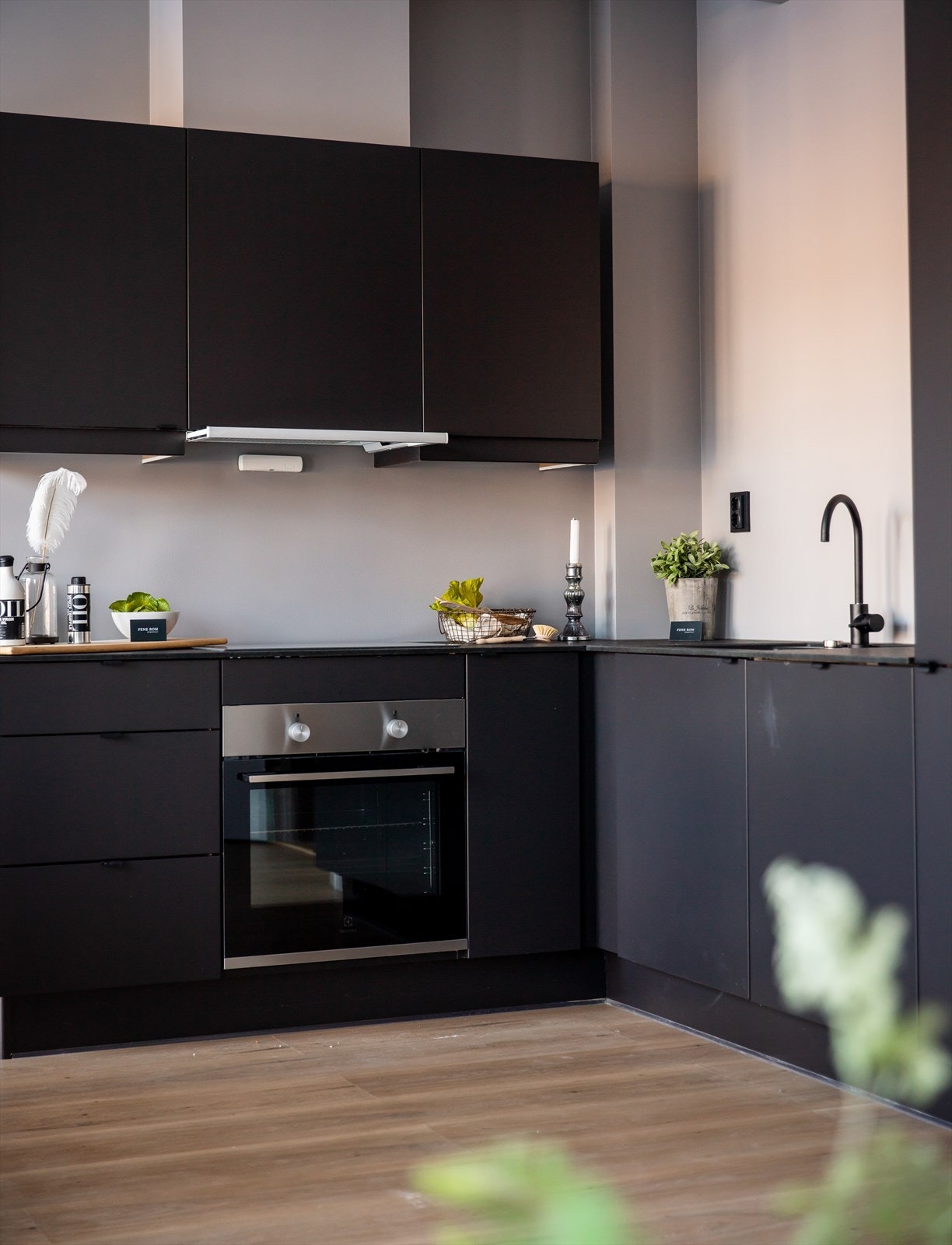 Høyverdige integrerte hvitevarer fra Electrolux medfølger leiligheten. Ventilatoren er en elegant slimlinemodell fra Flexit. Galleribilde