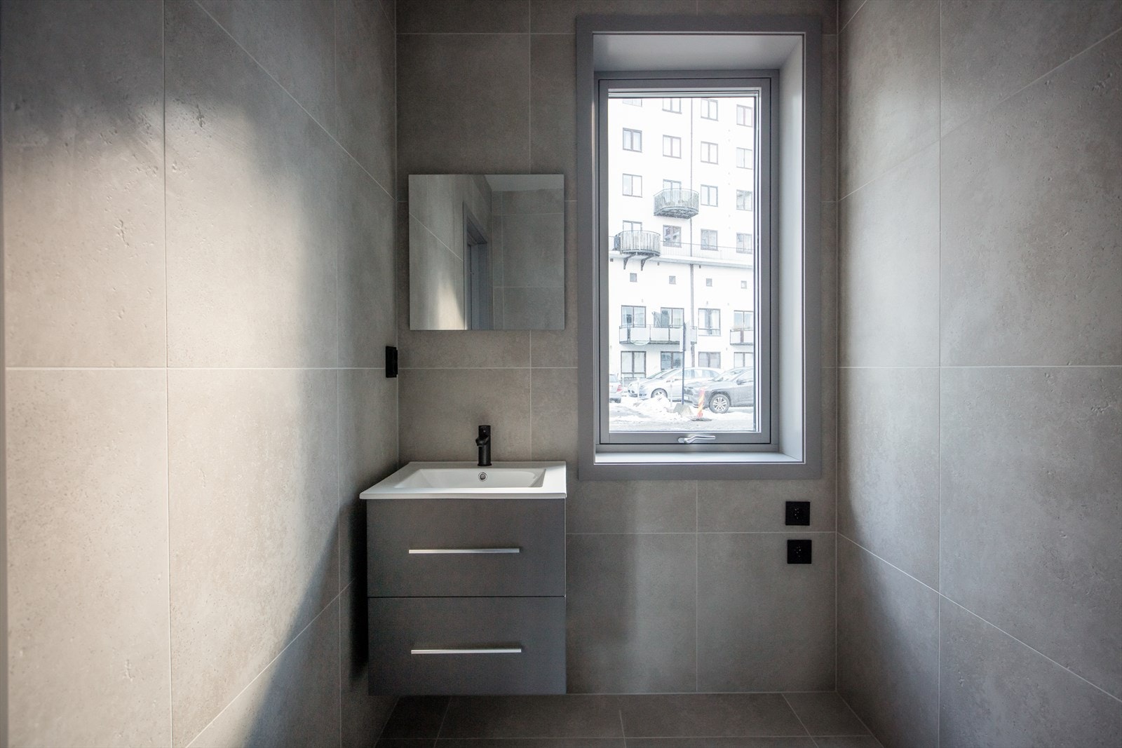 Boligen har to delikate og flislagte baderom der det er lagt stor vekt på detaljene. Det er gulvvarme og downlights i himlingen på begge bad. Galleribilde