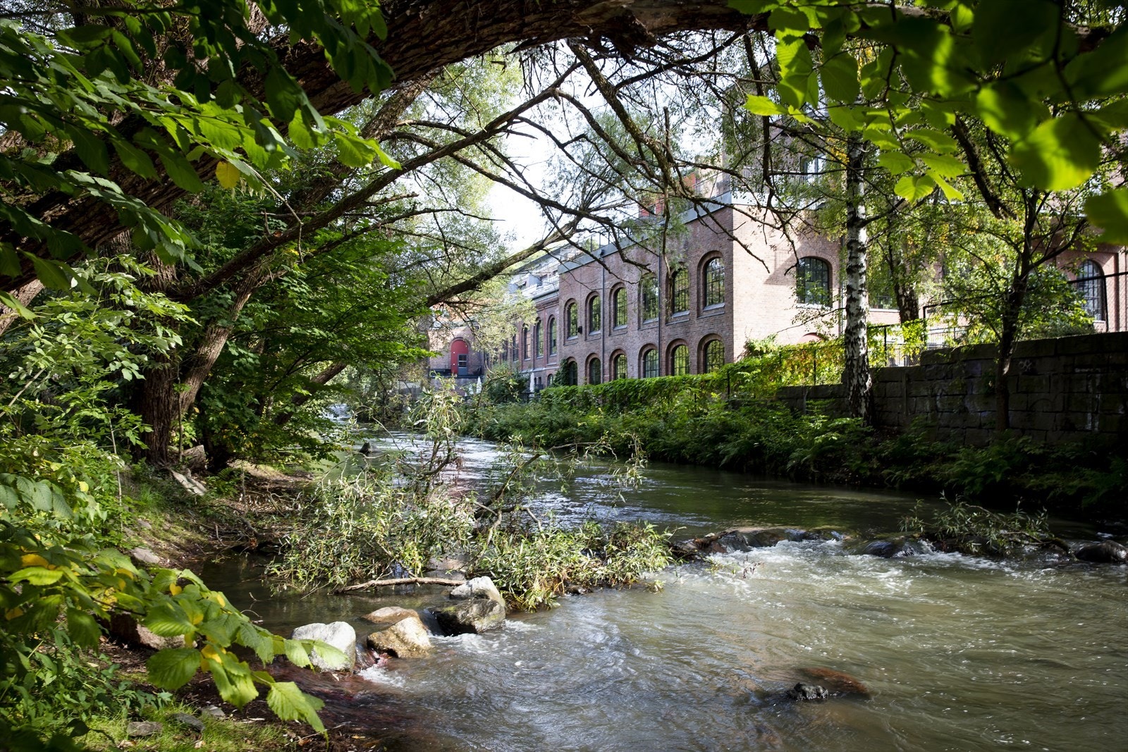 Kun få meter ovenfor Bentsebrugata Boligsameie ligger gamle Lilleborg Fabrikker. Her er det parkmessig og idyllisk, og i tillegg får man nærkontakt med noen av Akerselvas historiske bygninger fra 1800-tallet. Galleribilde