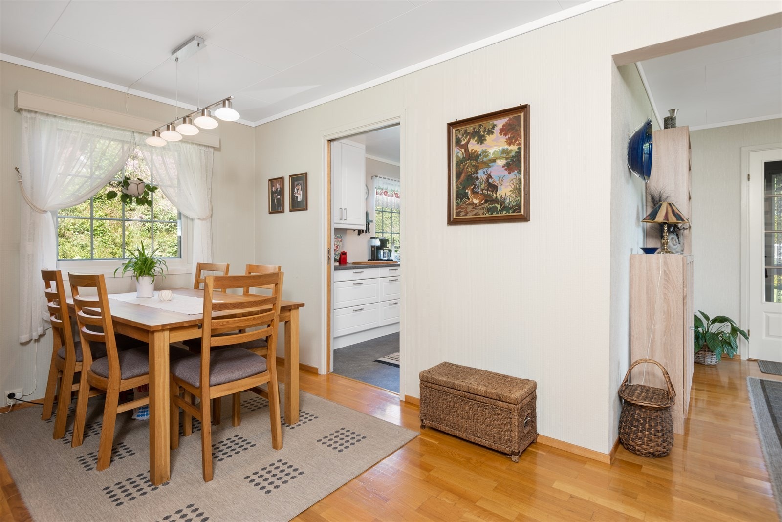 Spisestuen ligger i tilknytning til kjøkkenet. Galleribilde