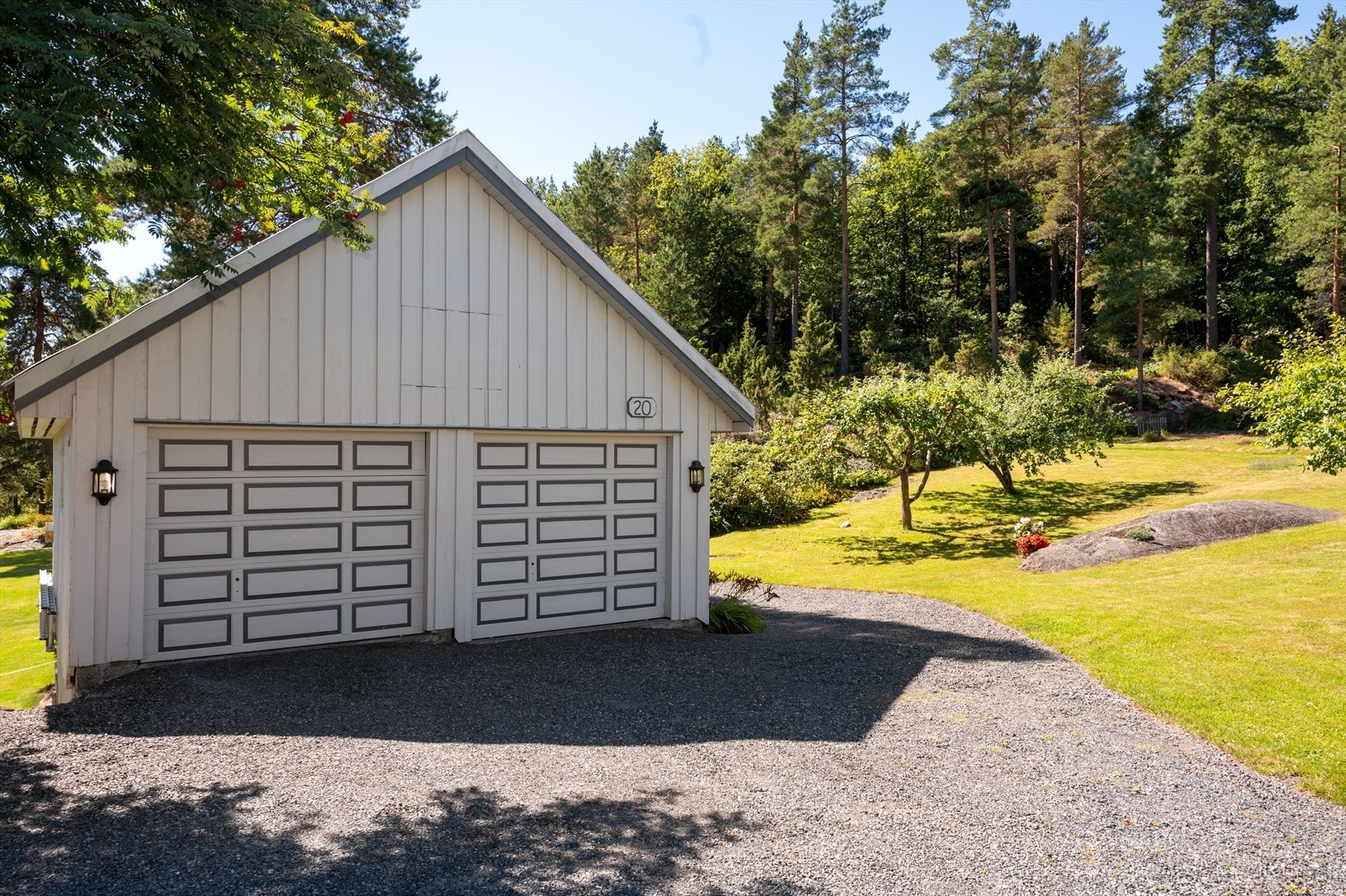 Dobbel garasje med godt lagringsloft. Galleribilde