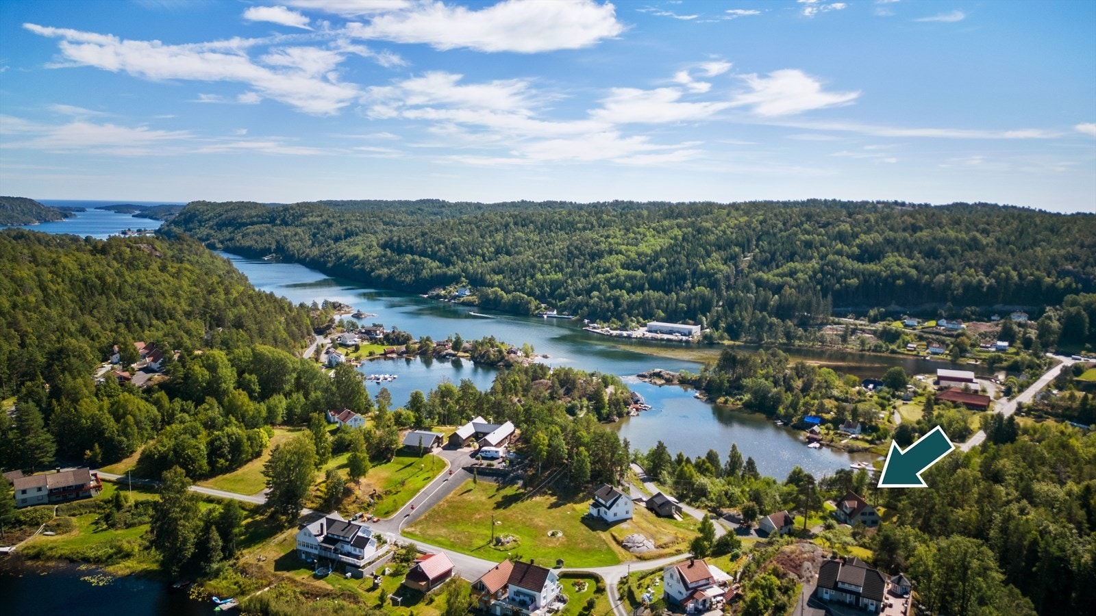 Eiendommen har en landlig og fin beliggenhet på Laget - et trivelig lite tettsted med spredt bolig- og fritidsbebyggelse. Galleribilde
