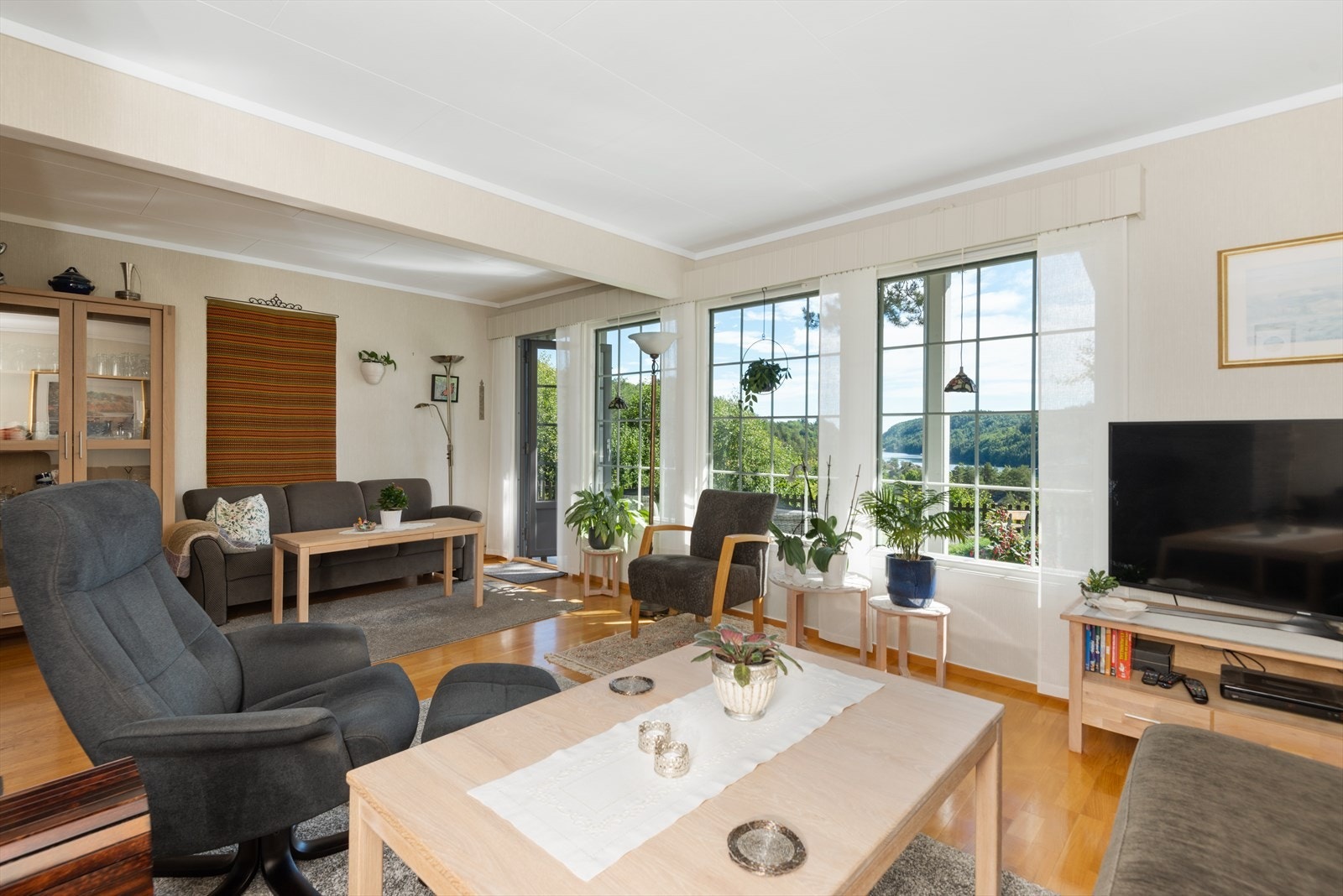 Eneboligens stue. Galleribilde