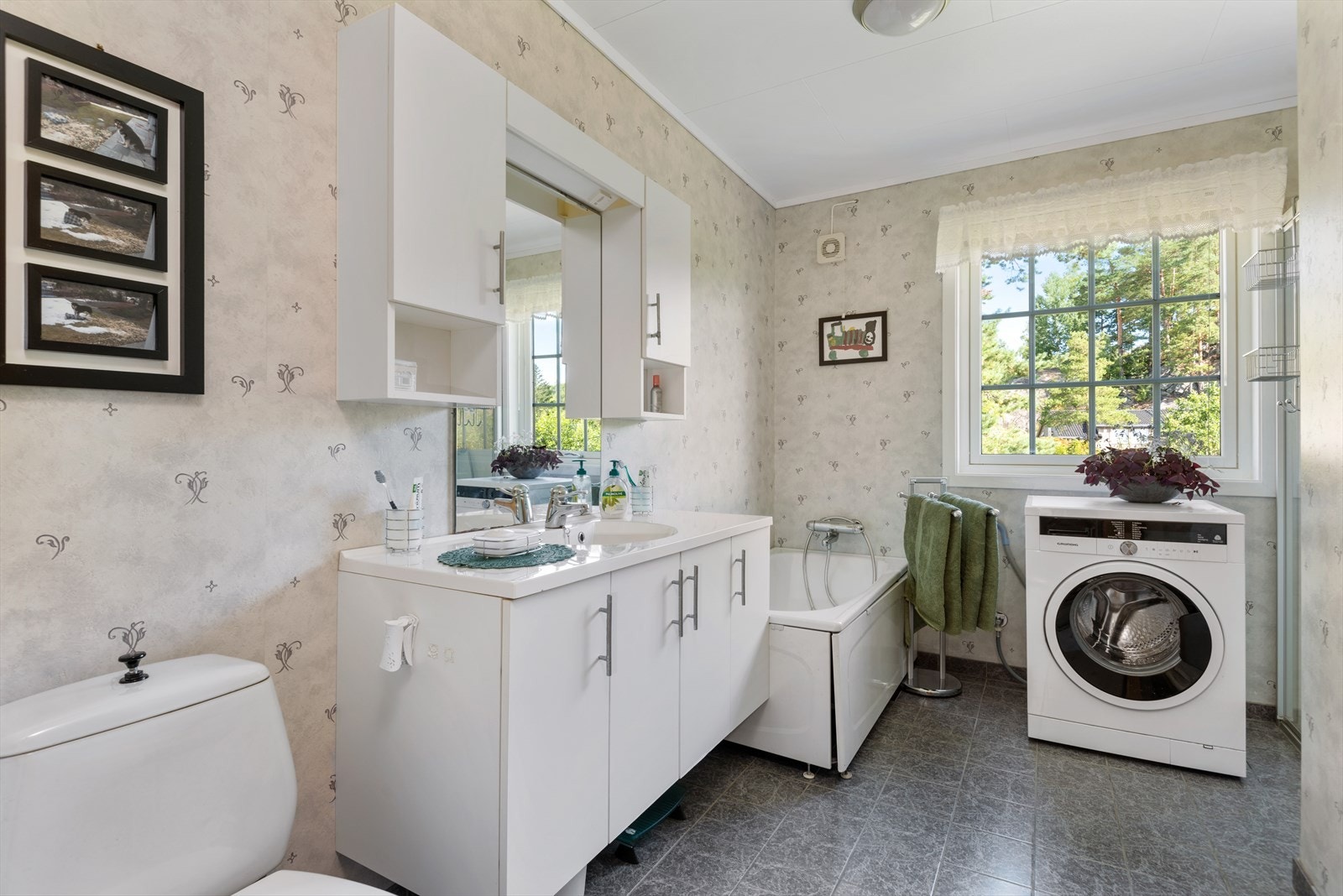 Baderommet ble oppgradert i 2005 og har dusjhjørne, badekar, toalett, seksjon med servant. Opplegg for vaskemaskin. Galleribilde