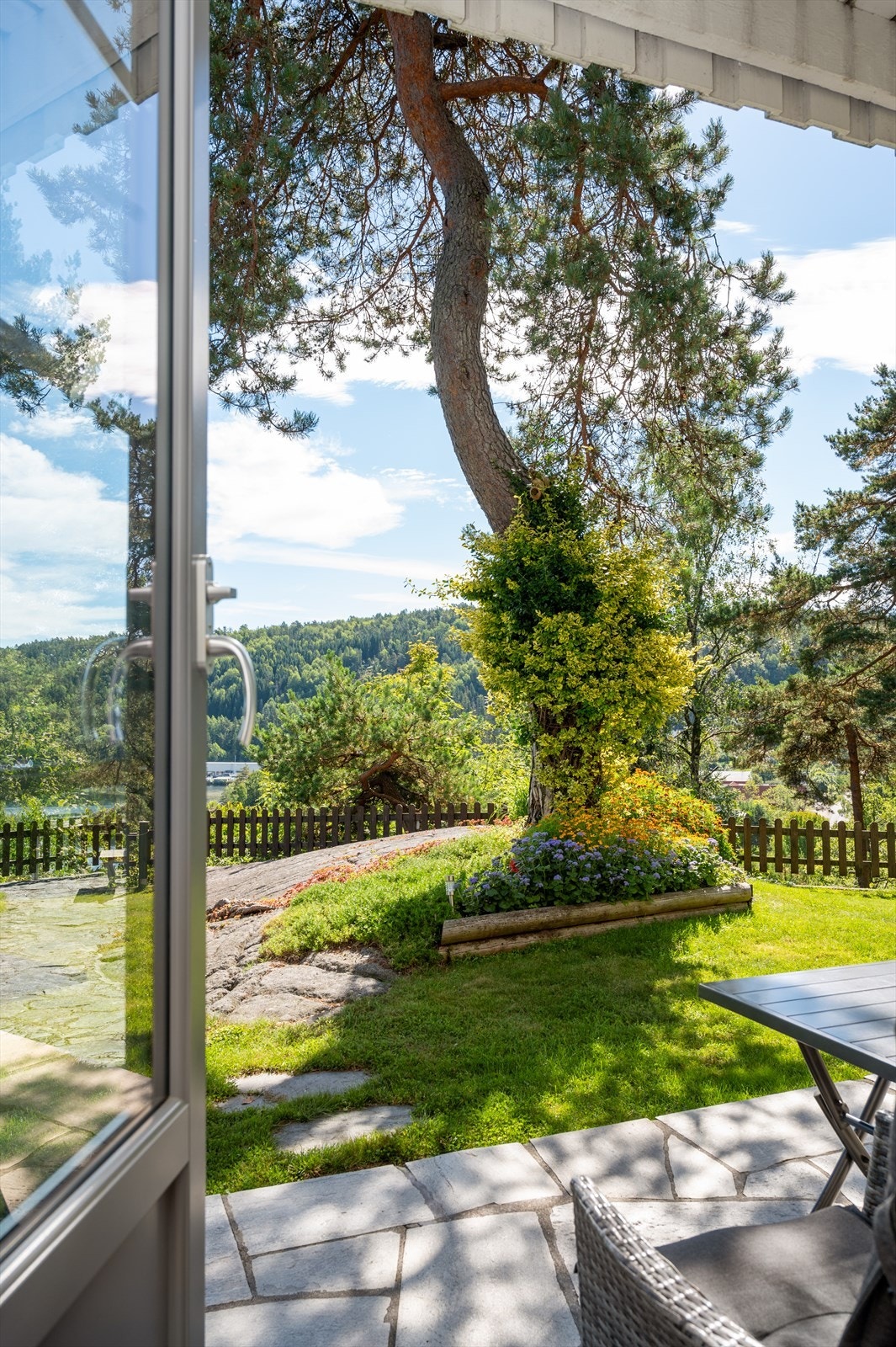 Sol og utsikt kan nytes fra terrasse og eiendommen forøvrig. Galleribilde
