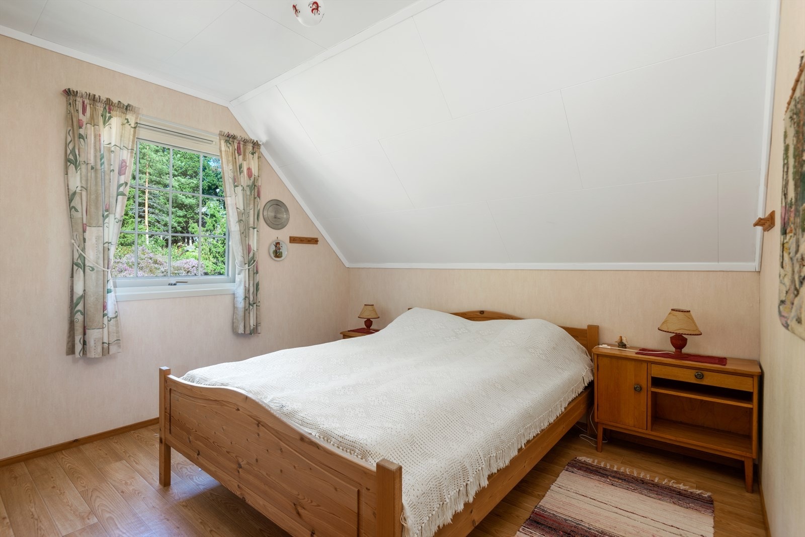 Boligen har en praktisk planløsning med alle soverommene og baderommet samlet i samme etasje. Galleribilde