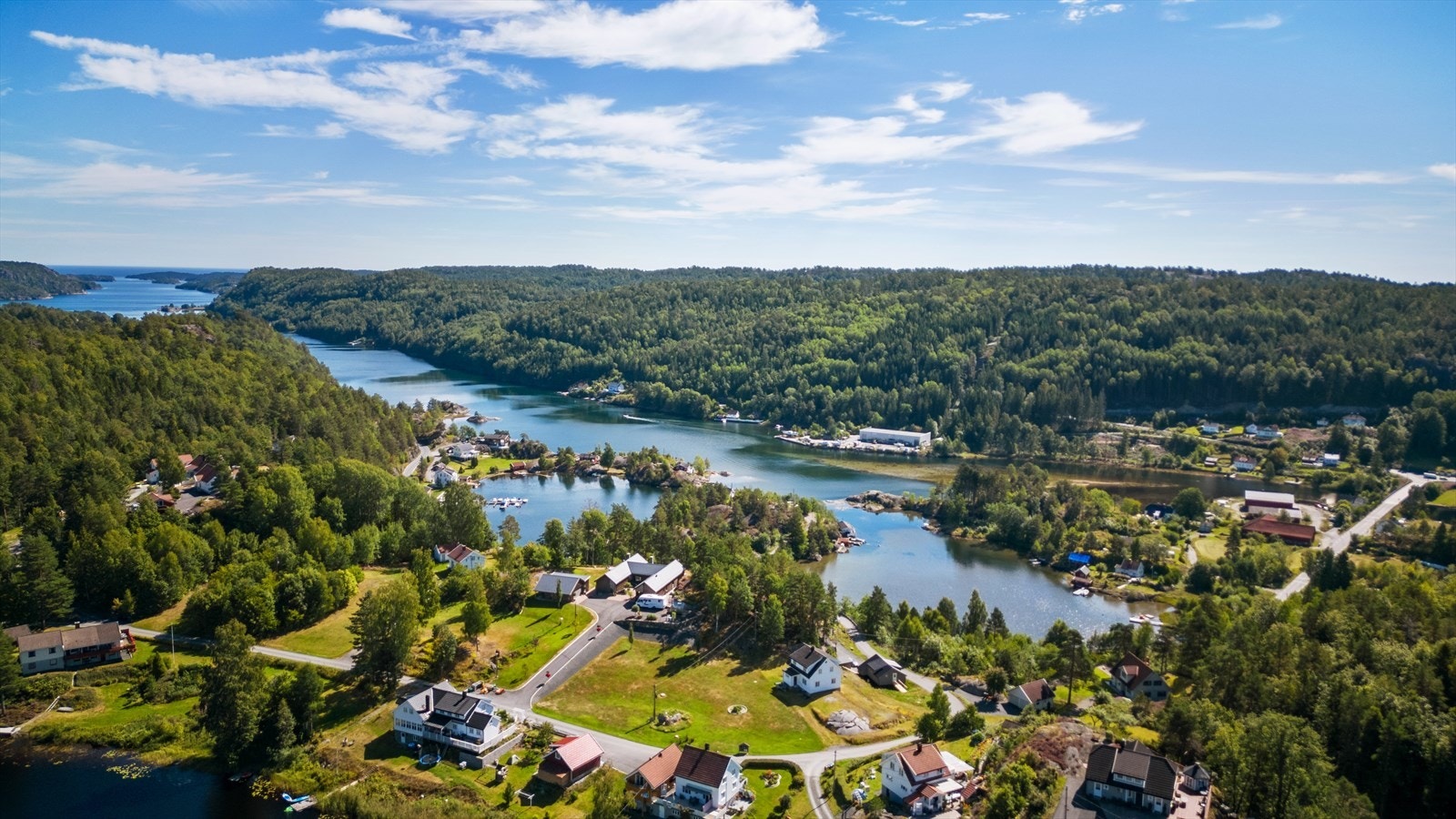 Eiendommen har en landlig og fin beliggenhet på Laget - et trivelig lite tettsted med spredt bolig- og fritidsbebyggelse. Galleribilde