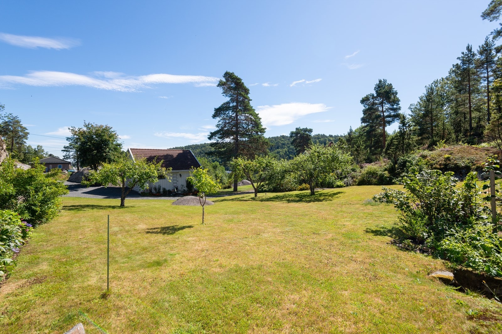 Tomta er på 3222 m² så her skulle det være god boltreplass både for små og store. Galleribilde