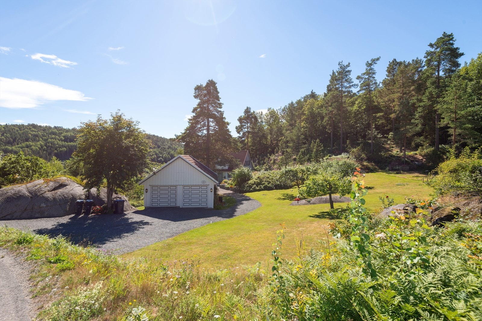 Dobbel garasje bygget i 1982. Godt lagringsloft på garasjen. Galleribilde