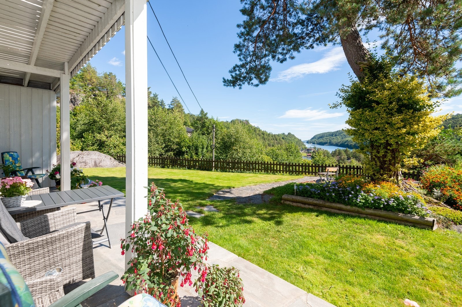 Eiendommen ligger fint til med utsikt. Galleribilde