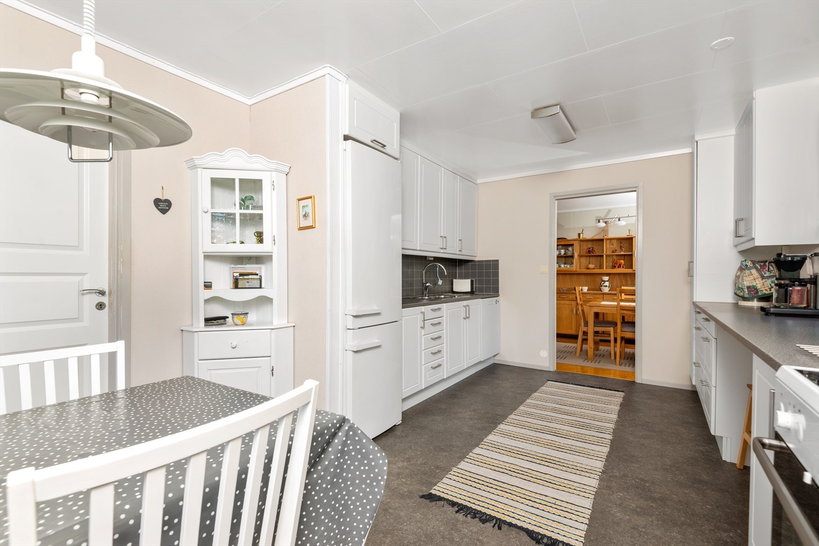 Det har nisje for oppvaskmaskin, kjøleskap og komfyr. Galleribilde