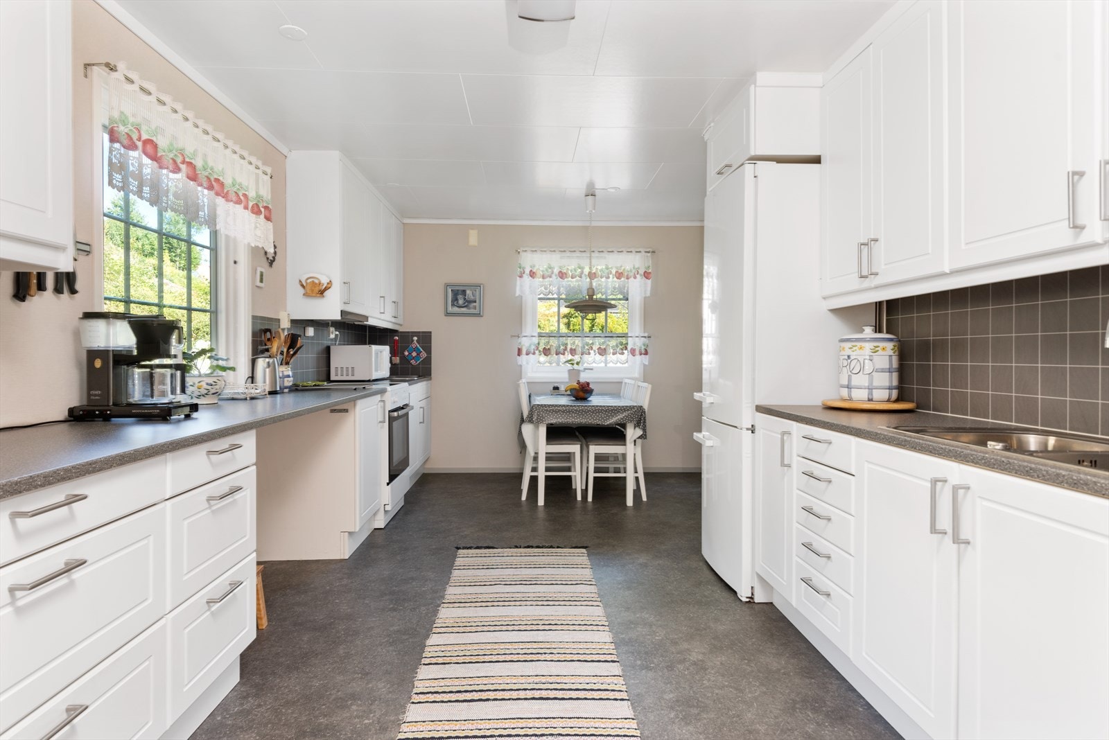 Kjøkkenet er av fin størrelse, med god skap- og benkeplass. Galleribilde