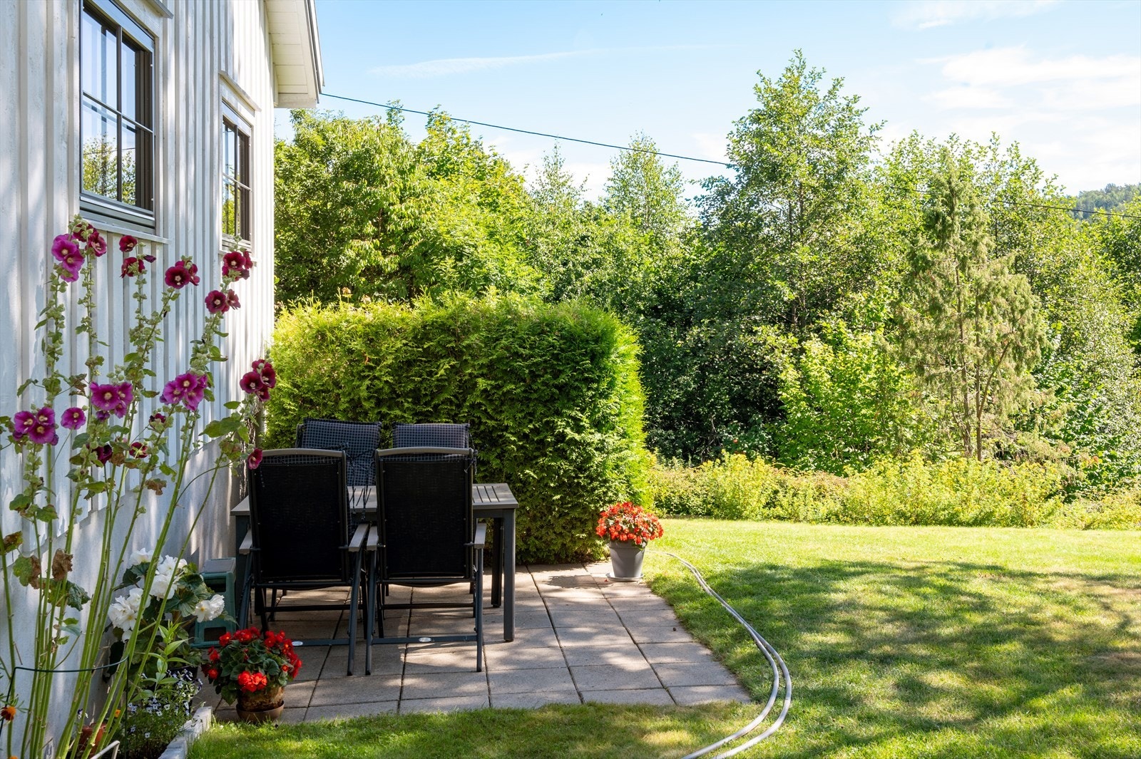 Eiendommen er pent opparbeidet, og bugner av flott beplantning. Galleribilde