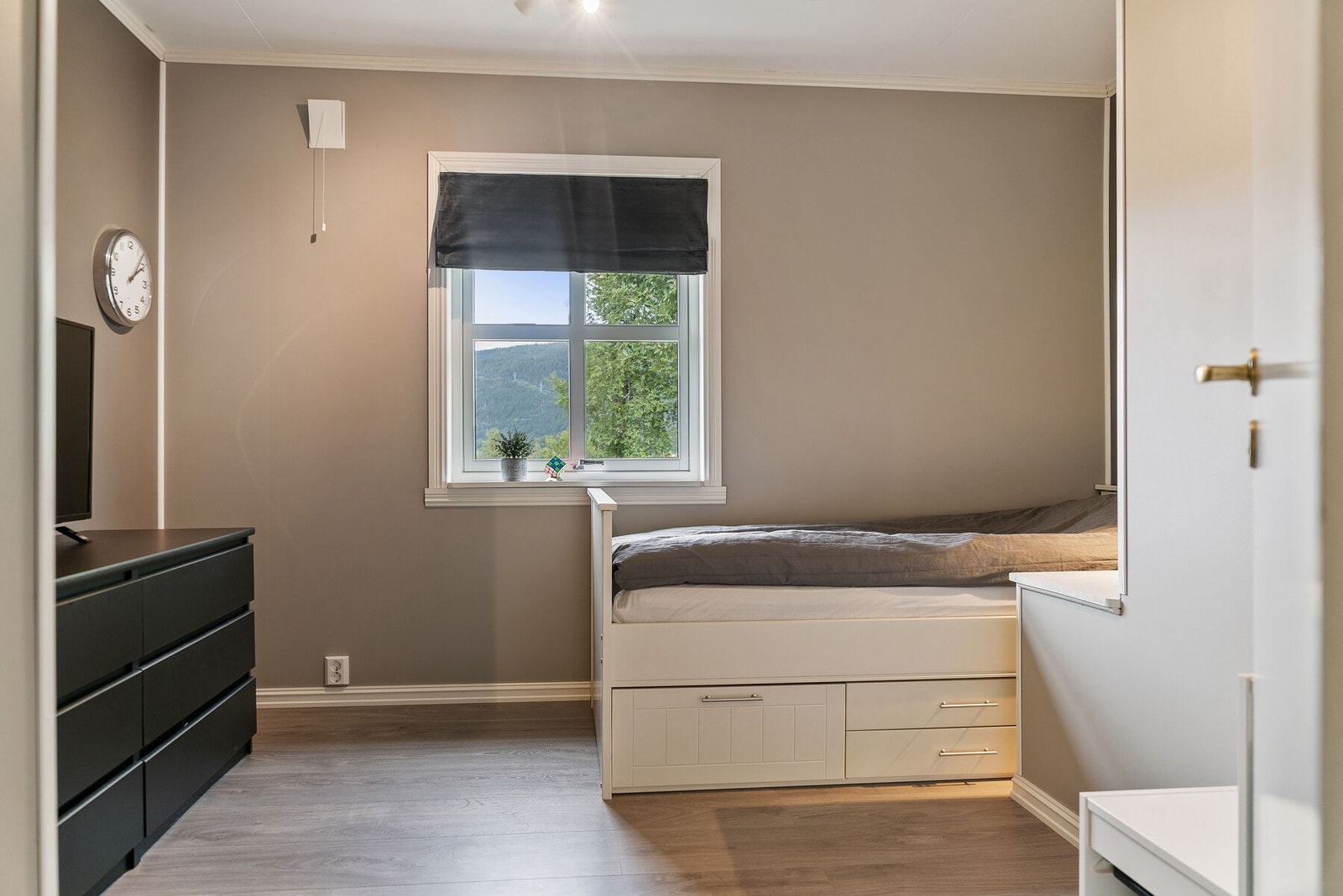 Pent oppusset soverom Galleribilde