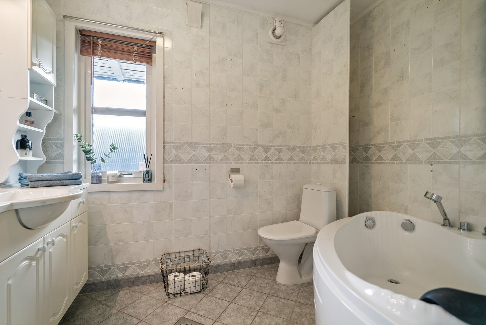 På badet er det wc, badekar og servant Galleribilde