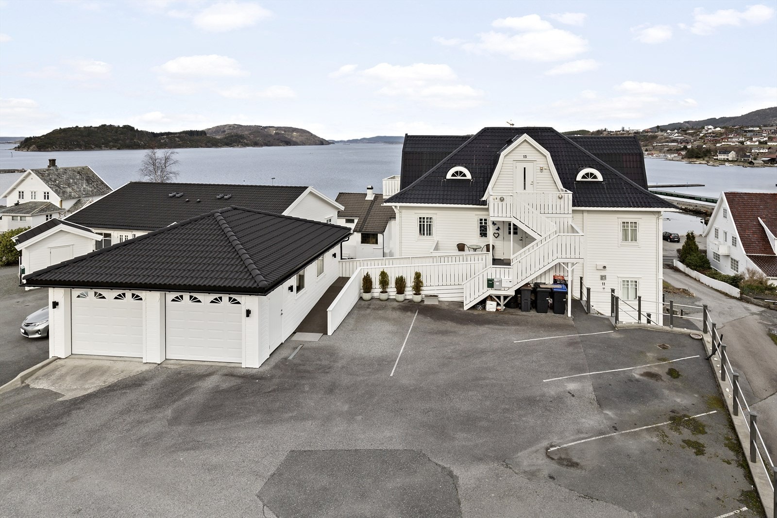 En flott toppleilighet med to soverom, tre herlige balkonger og gode sol- og utsiktsforhold. Galleribilde
