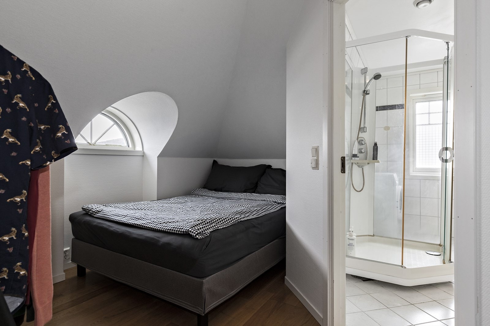 Leiligheten har totalt to soverom. Soverommene har omtrent lik størrelse og har plass til seng, nattbord og skap. Galleribilde