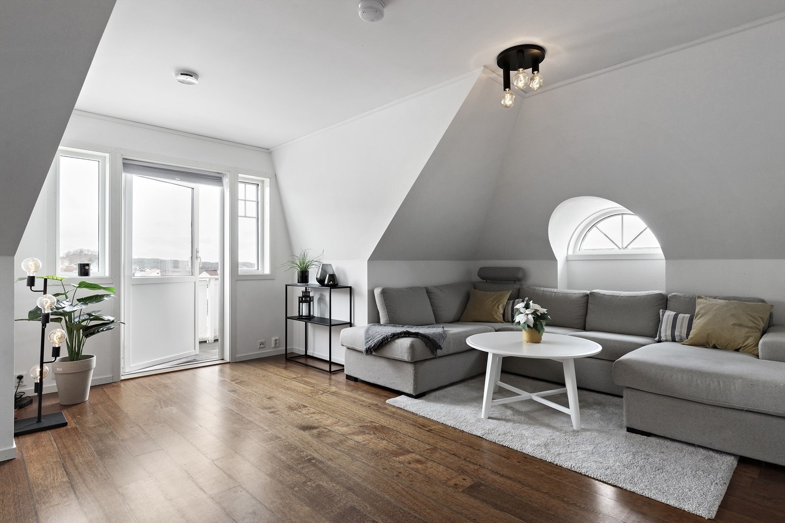 Her bor du rolig til, i et landlig og familievennlig boligområde på Fitjar med kort vei til blant annet skoler, barnehage, dagligvare, flotte turområder og busstopp. Galleribilde