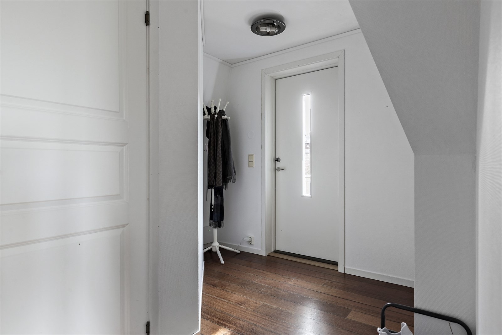 Gang med plass til å henge fra seg yttertøy og sette fra seg sko. Galleribilde