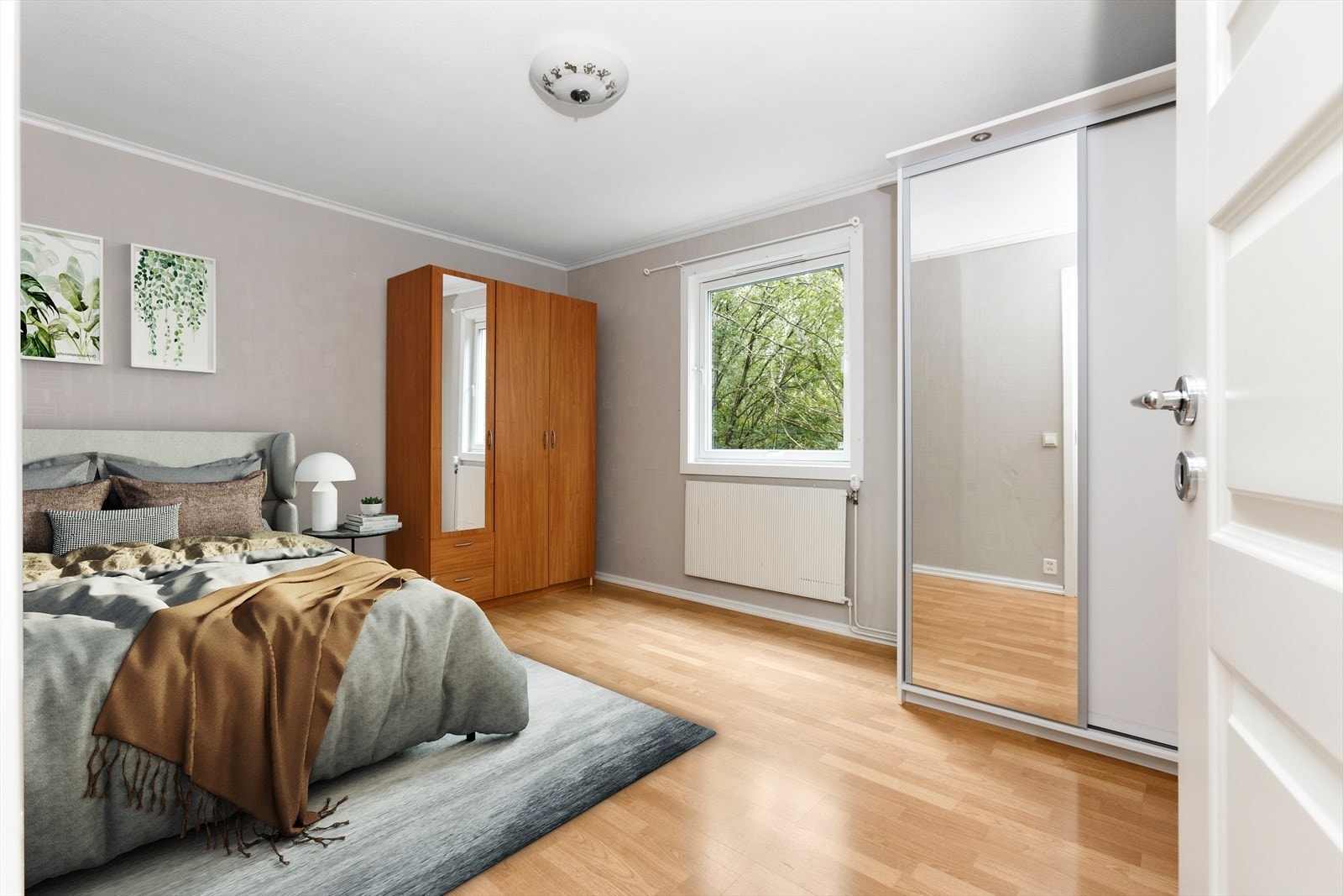 Hovedsoverommet er romslig med god plass til garderobeløsninger - Inspirasjonsbilde Galleribilde