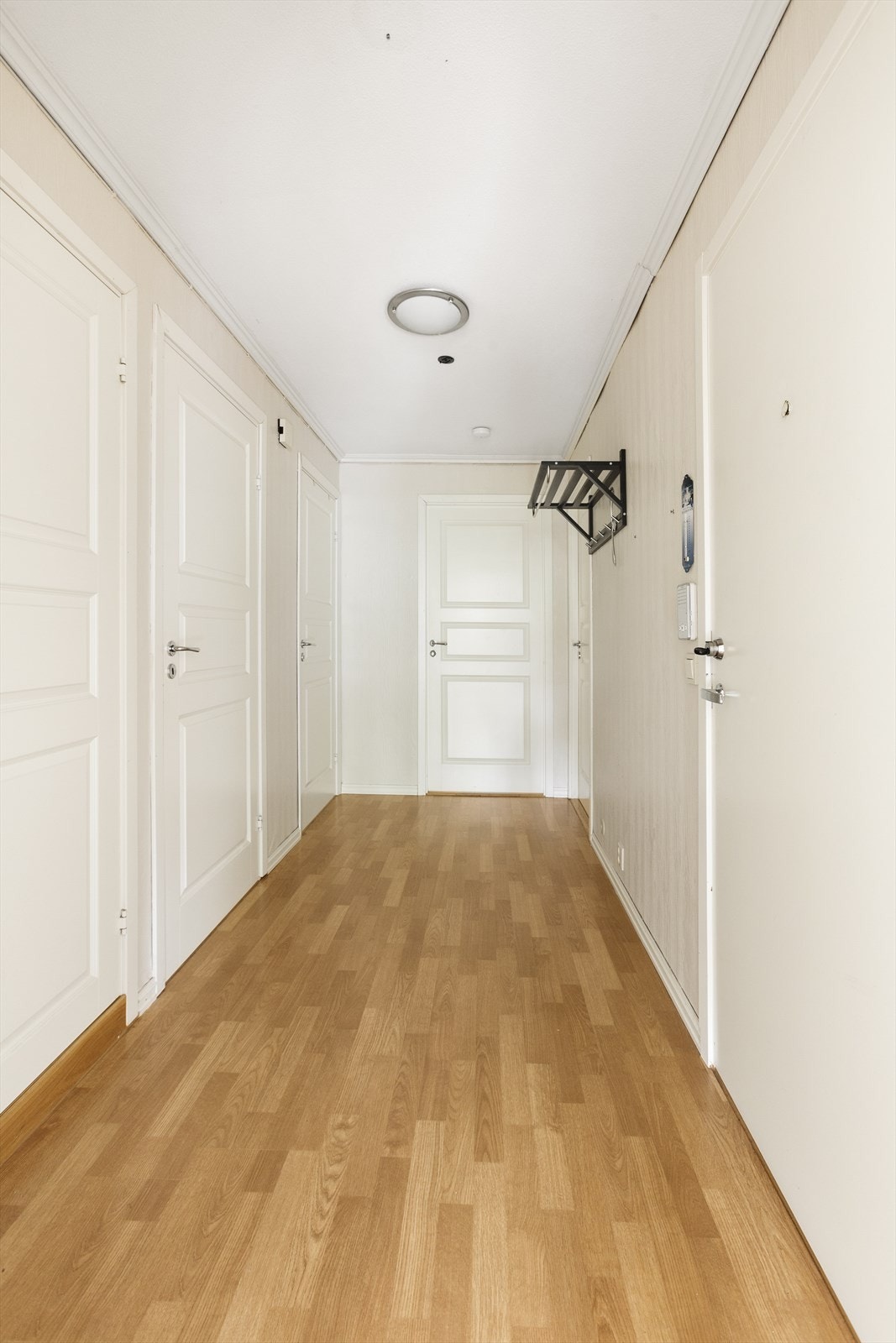 Velkommen inn til en lys og romslig entré med plass til å henge fra seg ytterklær. Galleribilde