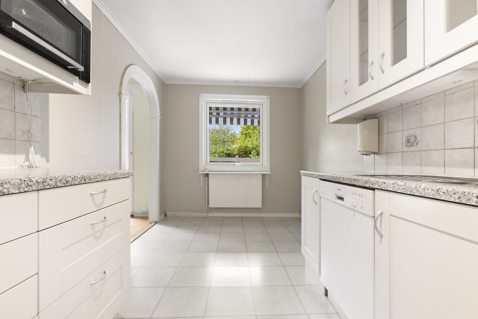 Fra kjøkkenet er det utsyn mot nydelige, grønne fellesområder. Galleribilde