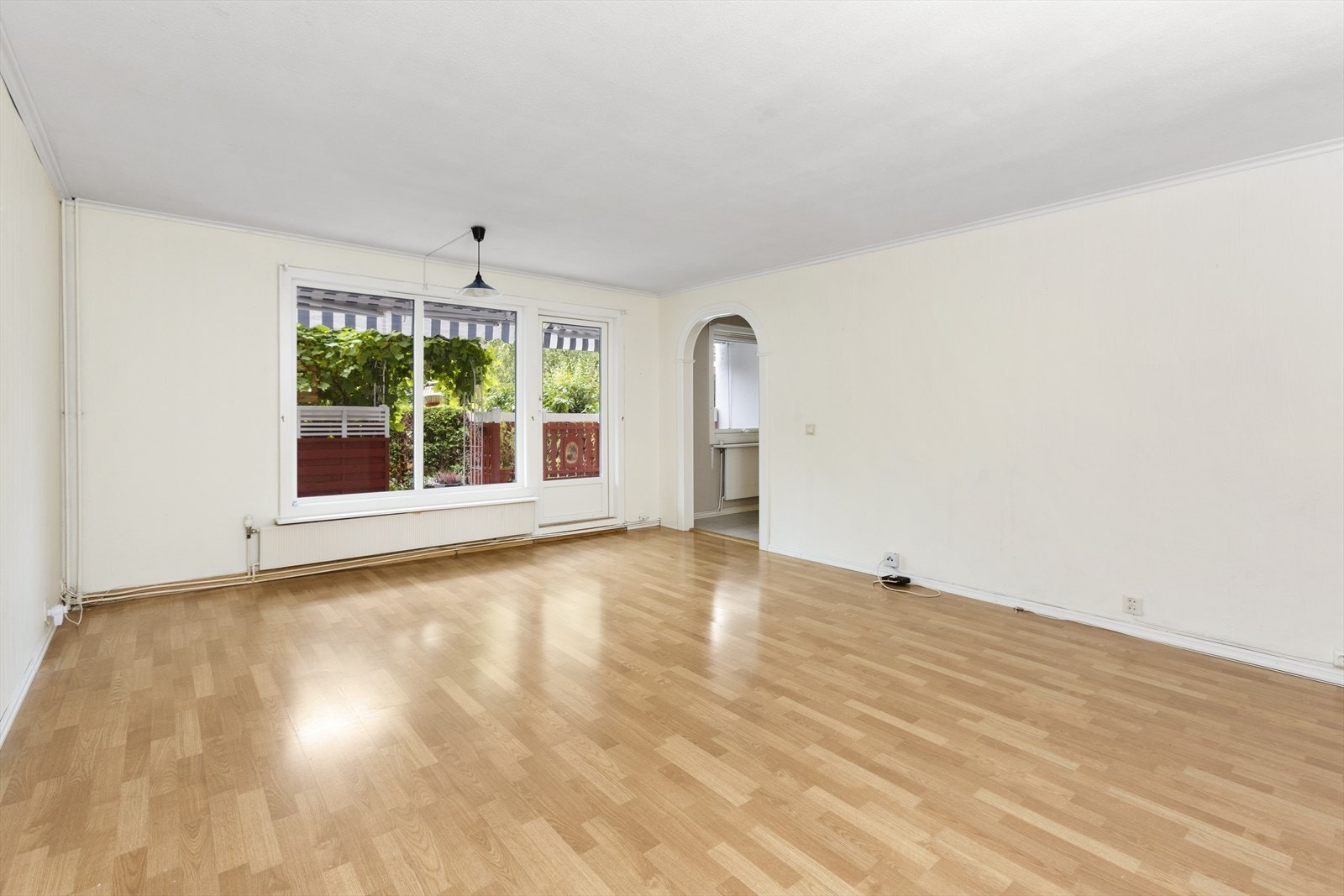 Stuen har store vinduer som bidrar til å gi leiligheten rikelig med naturlig dagslys. Galleribilde