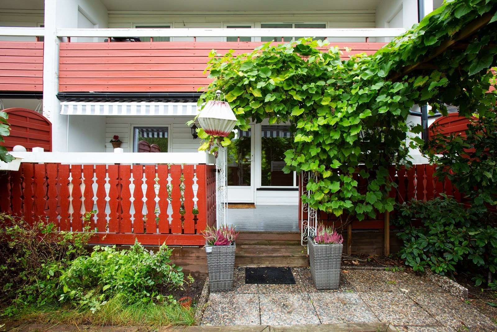 Boligen ligger i byggets første etasje og har tilgang til en større terrasse på 18 kvm. Det er trappeadkomst til hagedelen som er på 16 kvm. Galleribilde